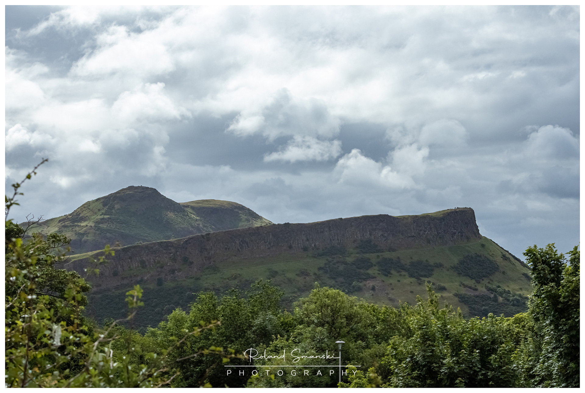 zicht vanaf Calton Hill naar Arthur's Seat (hoogste puntje)