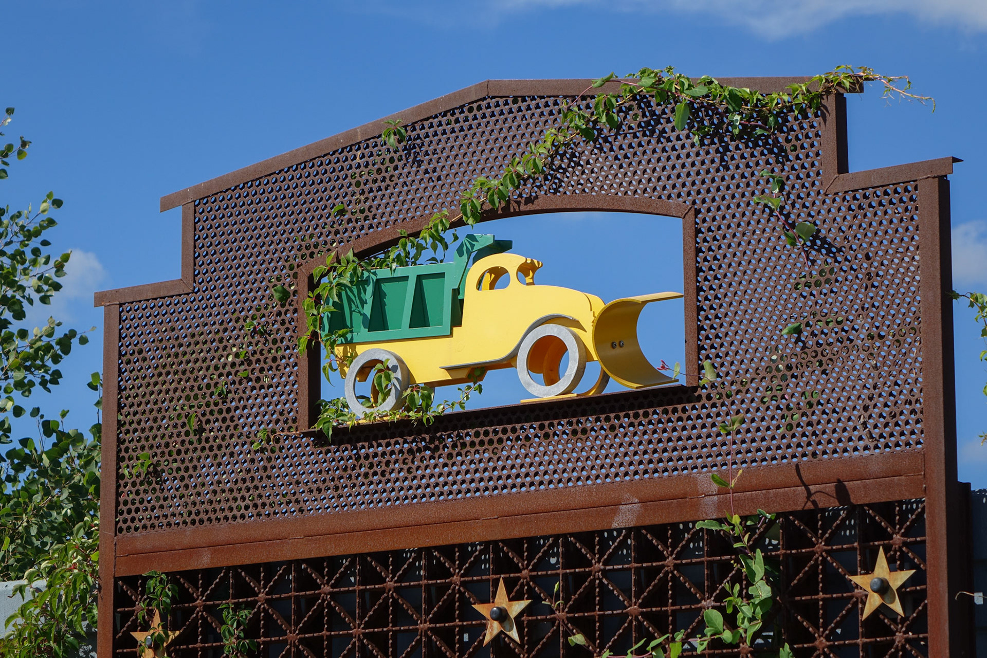 En Avant - dump truck trellis detail