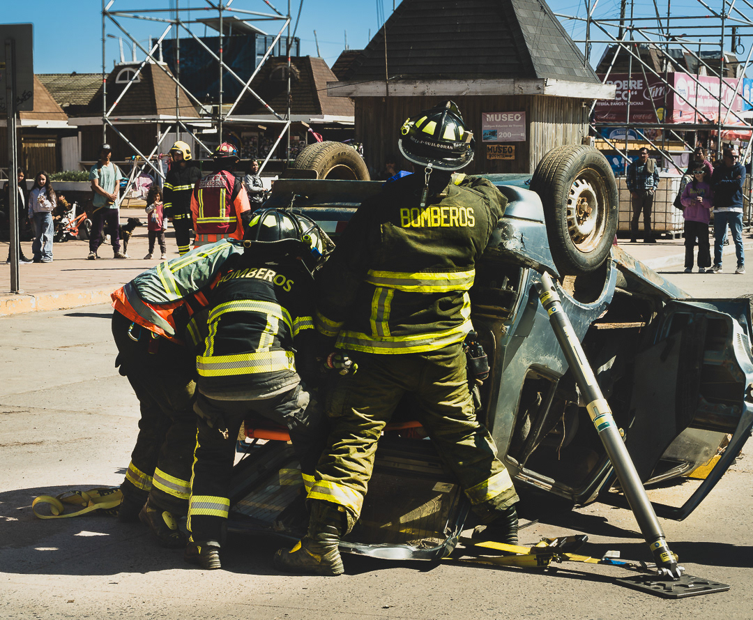  Bomberos rescatando a una persona atrapada en un vehículo volcado.