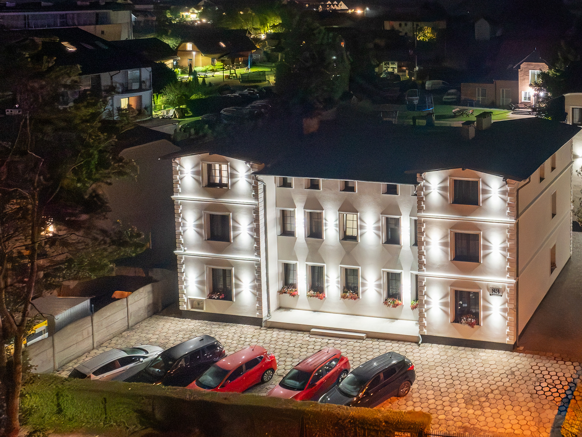 Marlen Sarbinowo oferuje wygodne noclegi nad morzem. Stylowy pensjonat z parkingiem, pokojami i apartamentami idealnymi na urlop i wakacje.
