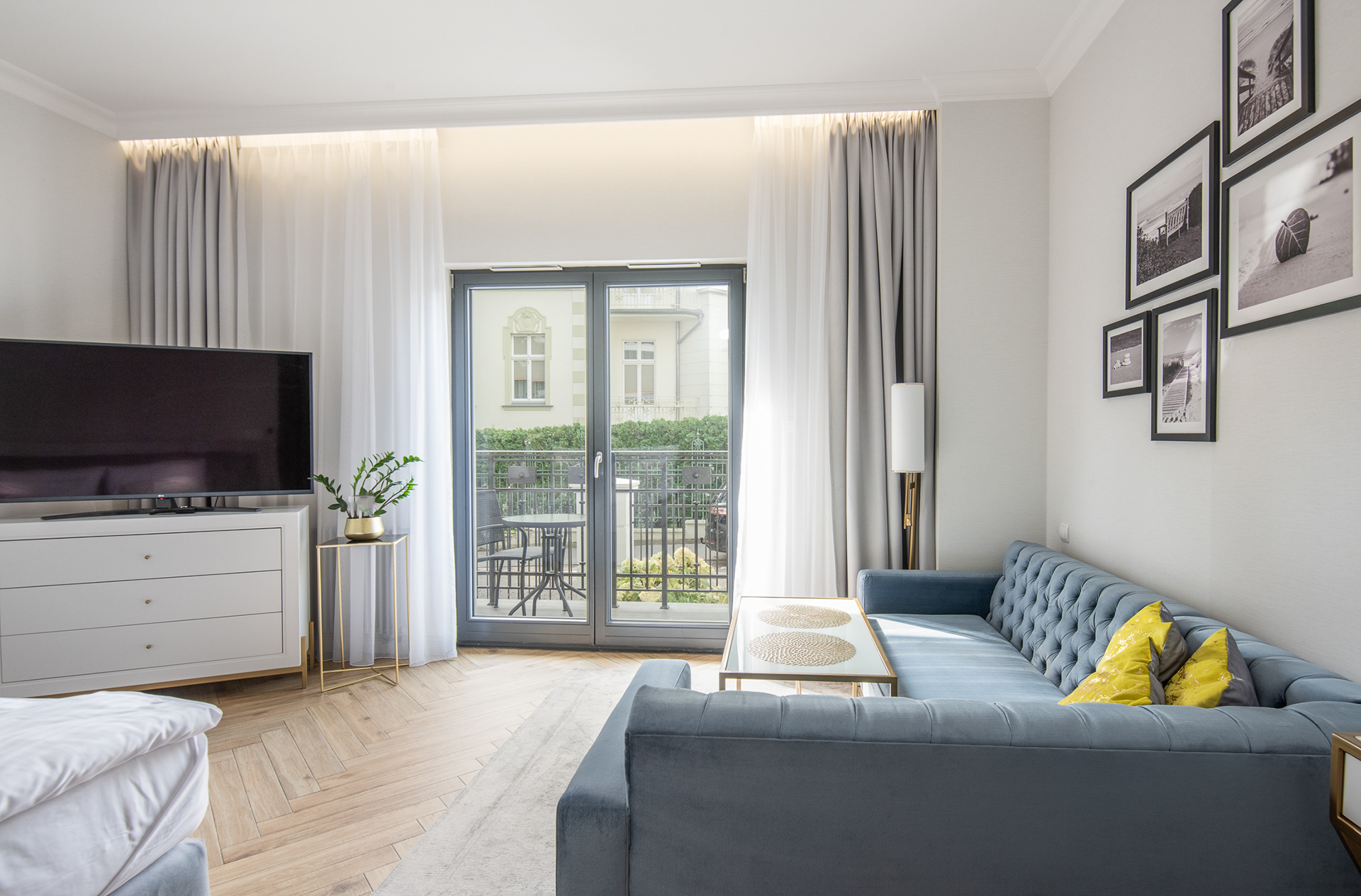 Fotografia wnętrz salonu — [miasto], naturalne światło i korekcja perspektyw, idealne do Booking/Airbnb.