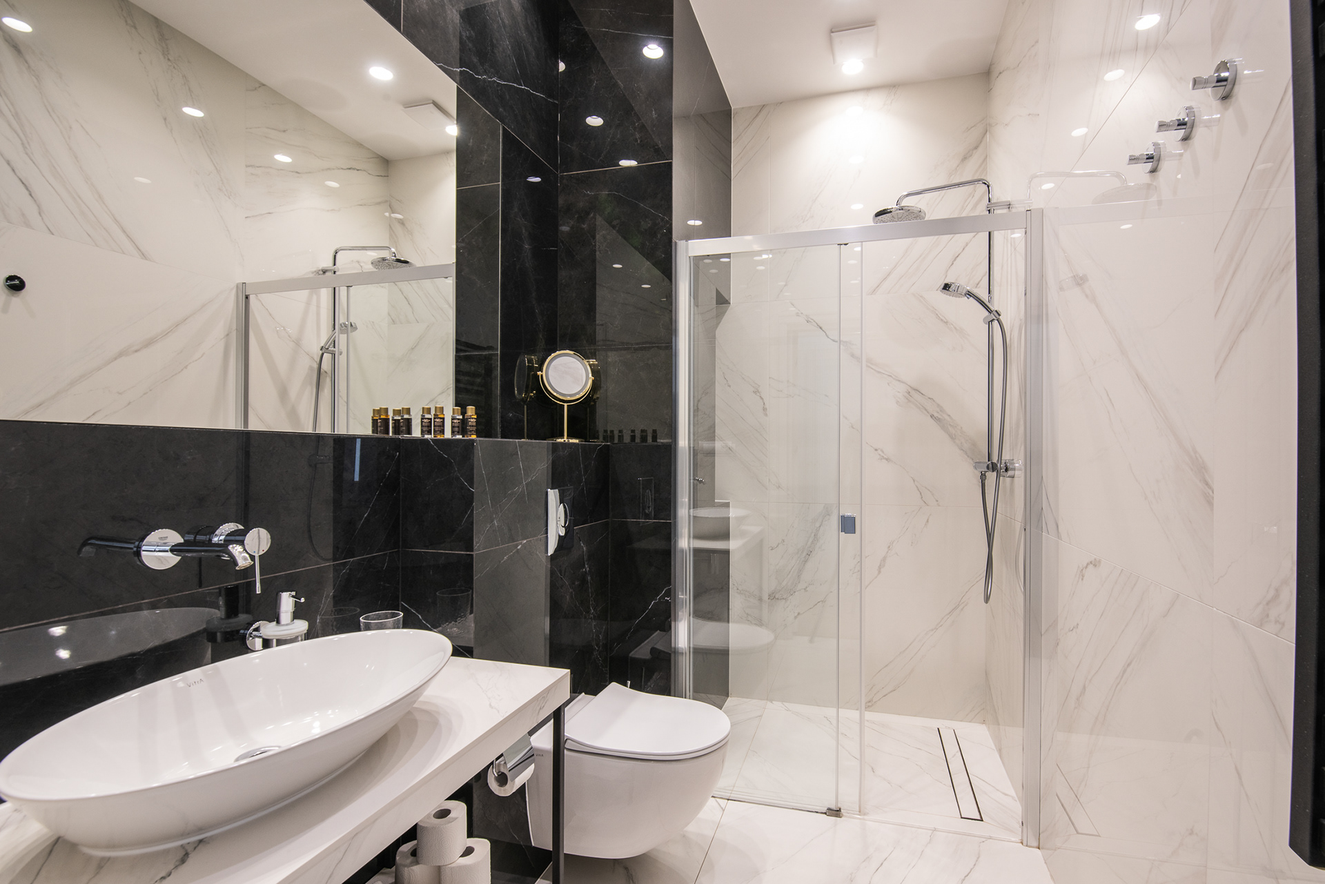 Fotografia wnętrz łazienki — [Miedzyzdroje], naturalne kolory i detale wyposażenia.