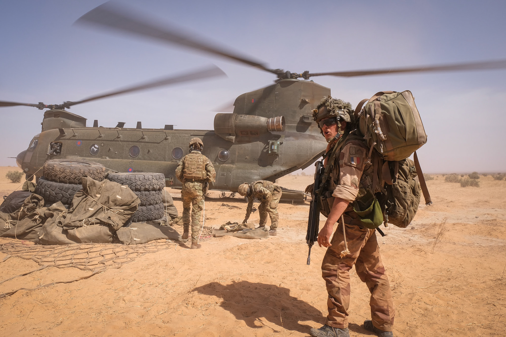 Burkina Faso, april 2021. French soldier load british chinook helicoptere during operation barkhane, french military war against terrorism in Sahel Africa.Burkina Faso, avril 2021. Des soldats francais chargent un helicoptere chinook britannique pendant l operation barkhane, une guerre contre le terrorisme au Sahel.