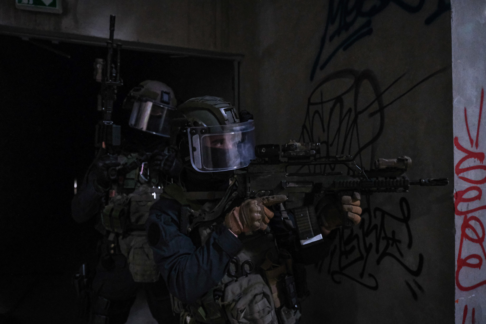 France, Toulouse, 2023-02-01. Operators from the GIGN antenna in Toulouse train to investigate an abandoned store using ground and aerial reconnaissance drones. Photograph by Fred MARIE / France, Toulouse, 2023-02-01. Des operateurs de l'antenne GIGN de Toulouse s entrainent a l investigation dans un magasin abandonne en utilisant notamment des drones de reconnaissances terrestres et aeriens. Photographie de Fred MARIE / Collectif DR.
