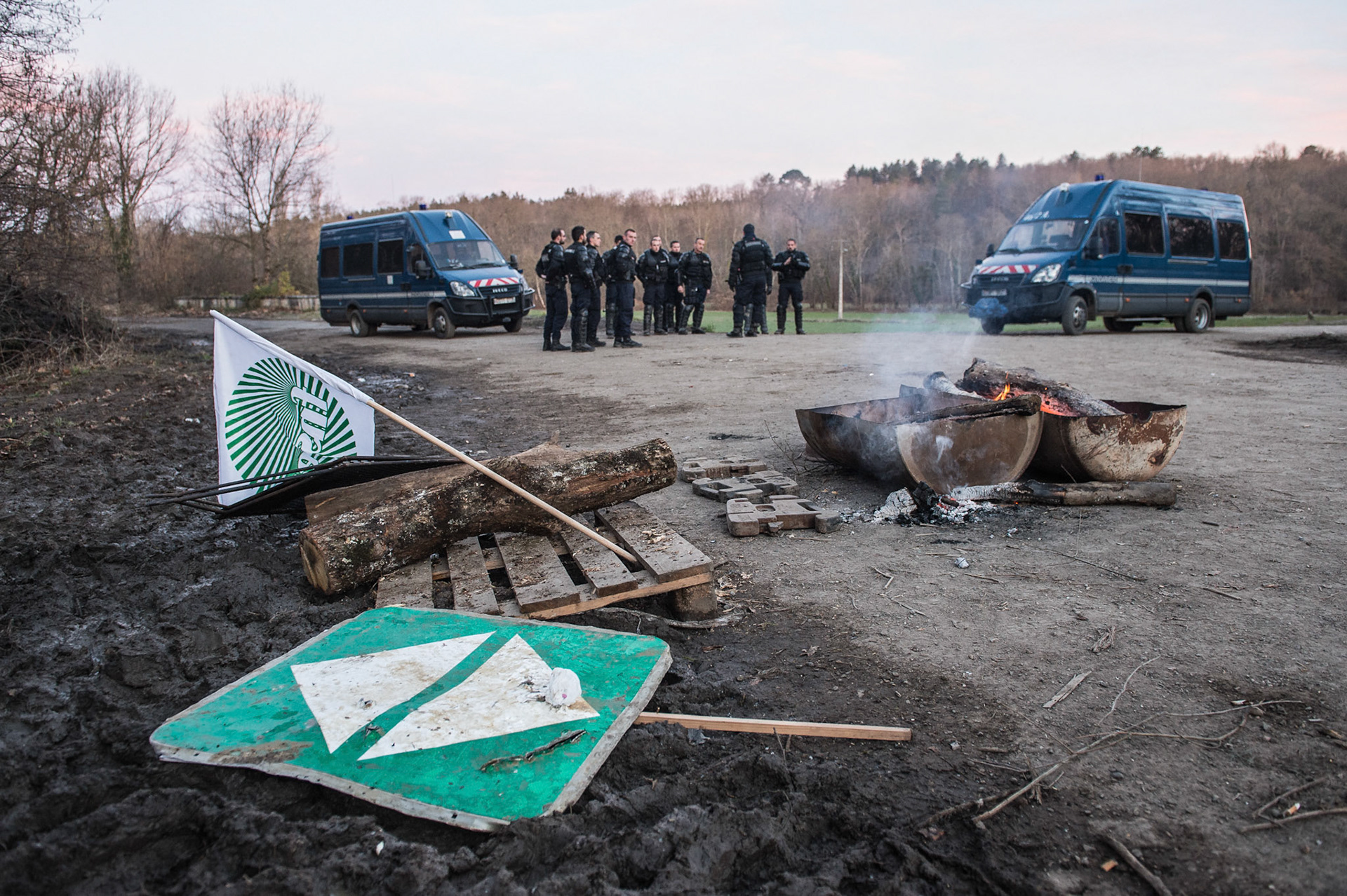 Sivens, 6 mars 2015 - Dernier jour à dans la ZAD. Suite à la mort du jeune écologiste Rémi Fraisse sur la zad de Sivens en octobre 2014, des scènes d'émeutes ont lieu dans les rues de Toulouse. La zad sera évacuée par les forces de l'ordre le 6 mars 2015.
