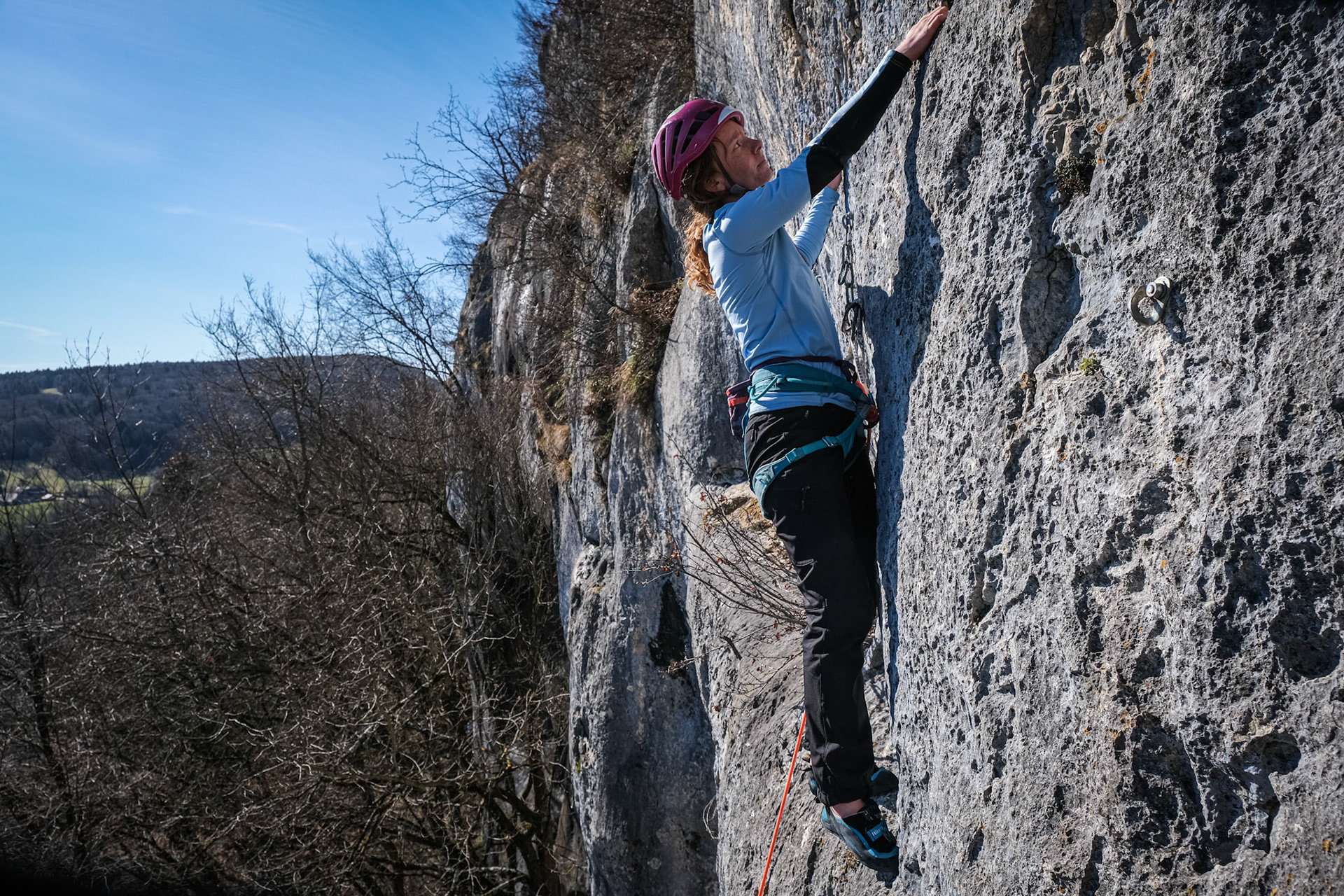 France, Chamonix, 2021-02-15. French young woman Nadege during training to be mountain rescue policewoman. Photograph by Fred MARIE / Collectif DR. France, Chamonix, 2021-02-15. Nadege, jeune femme policiere, s entraine pour devenir secouriste en montagne au sein de la compagnie republicaine de securite. Photographie de Fred MARIE / Collectif DR.