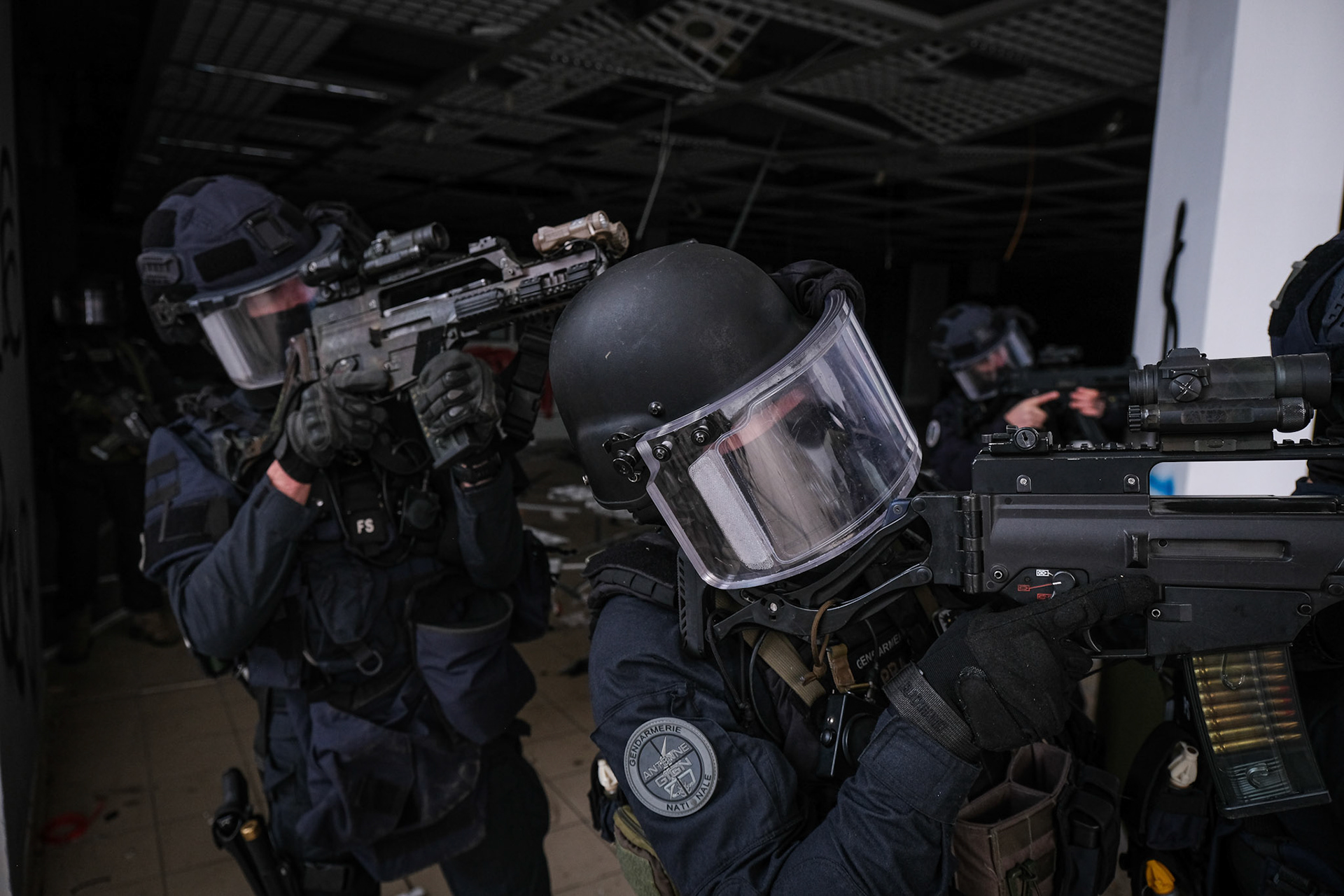 France, Toulouse, 2023-02-01. Operators from the GIGN antenna in Toulouse train to investigate an abandoned store using ground and aerial reconnaissance drones. Photograph by Fred MARIE / France, Toulouse, 2023-02-01. Des operateurs de l'antenne GIGN de Toulouse s entrainent a l investigation dans un magasin abandonne en utilisant notamment des drones de reconnaissances terrestres et aeriens. Photographie de Fred MARIE / Collectif DR.