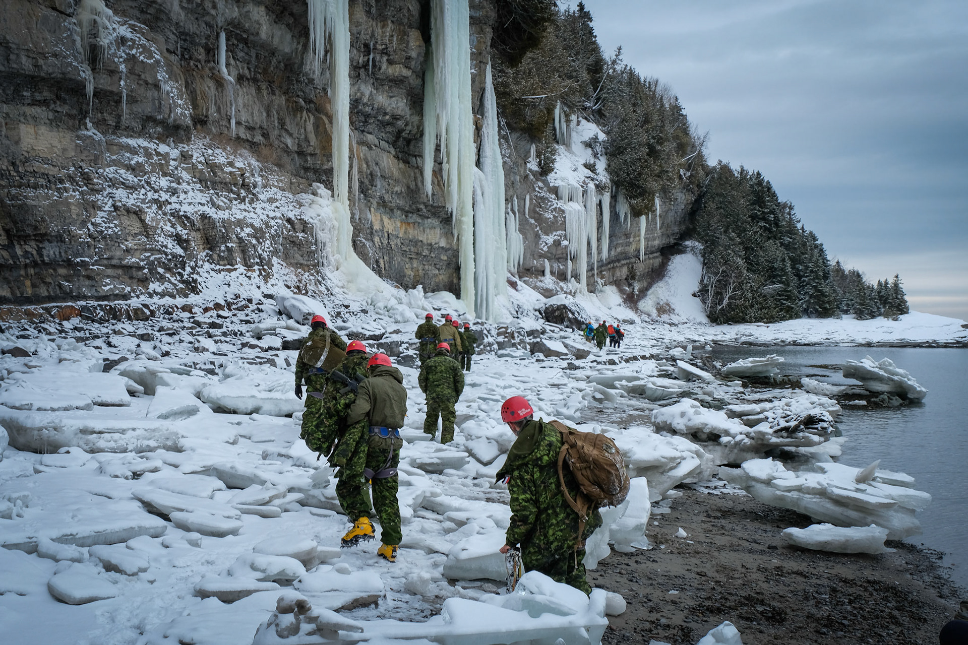 Canada - Quebec - 2017-01-19. During three weeks, french and canadian army trained together during a special exercice called chavalier tricolore. They made a 1000 kilometers long raid with snowbikes and experiment survival skills into the nature. Photgraph by Fred MARIE / Collectif DR.Canada - Quebec - 2017-01-19. Pendant trois semaines, les armées canadienne et française se sont entraîné ensemble à l'occasion de l'exercice chevalier tricolore au Quebec. Ils ont parcouru 1000 km en motoneige et ont expérimenté la survie en pleine nature. Photographie de Fred MARIE / Collectif DR.