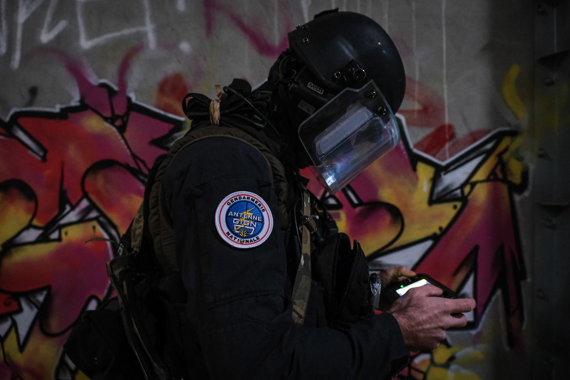France, Toulouse, 2023-02-01. Operators from the GIGN antenna in Toulouse train to investigate an abandoned store using ground and aerial reconnaissance drones. Photograph by Fred MARIE / France, Toulouse, 2023-02-01. Des operateurs de l'antenne GIGN de Toulouse s entrainent a l investigation dans un magasin abandonne en utilisant notamment des drones de reconnaissances terrestres et aeriens. Photographie de Fred MARIE / Collectif DR.