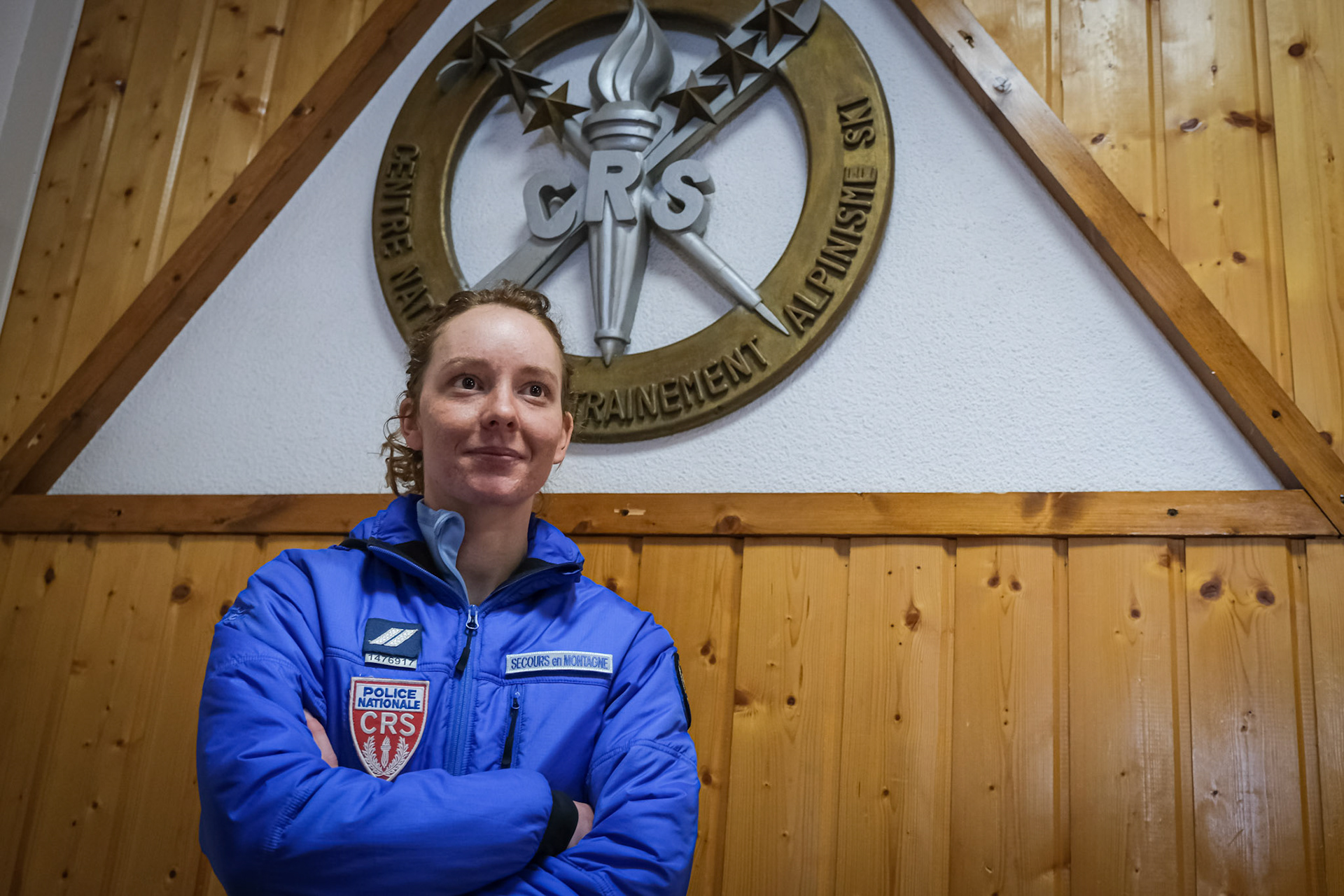 France, Chamonix, 2021-02-15. French young woman Nadege during training to be mountain rescue policewoman. Photograph by Fred MARIE / Collectif DR. France, Chamonix, 2021-02-15. Nadege, jeune femme policiere, s entraine pour devenir secouriste en montagne au sein de la compagnie republicaine de securite. Photographie de Fred MARIE / Collectif DR.