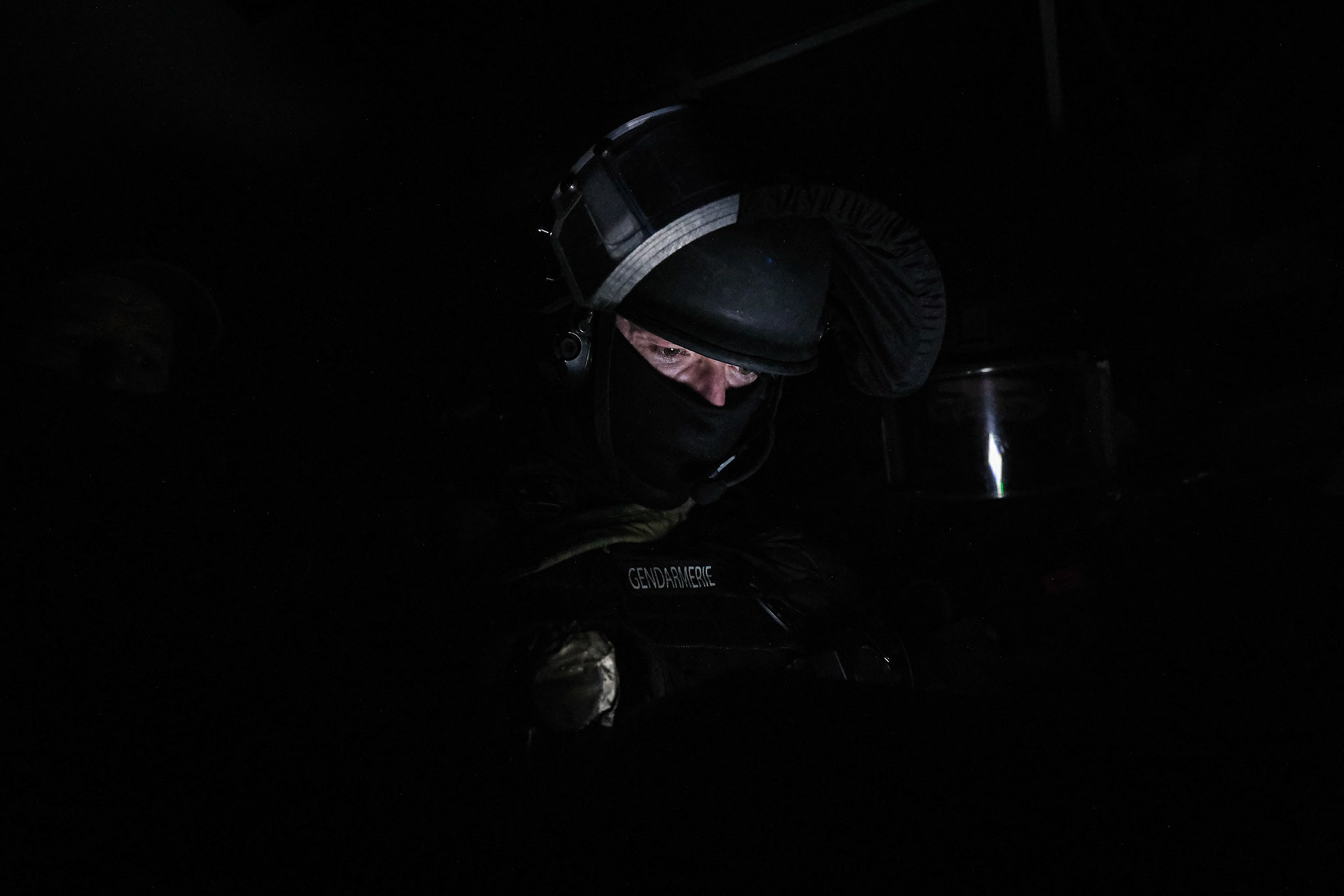 France, Toulouse, 2023-02-01. Operators from the GIGN antenna in Toulouse train to investigate an abandoned store using ground and aerial reconnaissance drones. Photograph by Fred MARIE / France, Toulouse, 2023-02-01. Des operateurs de l'antenne GIGN de Toulouse s entrainent a l investigation dans un magasin abandonne en utilisant notamment des drones de reconnaissances terrestres et aeriens. Photographie de Fred MARIE / Collectif DR.