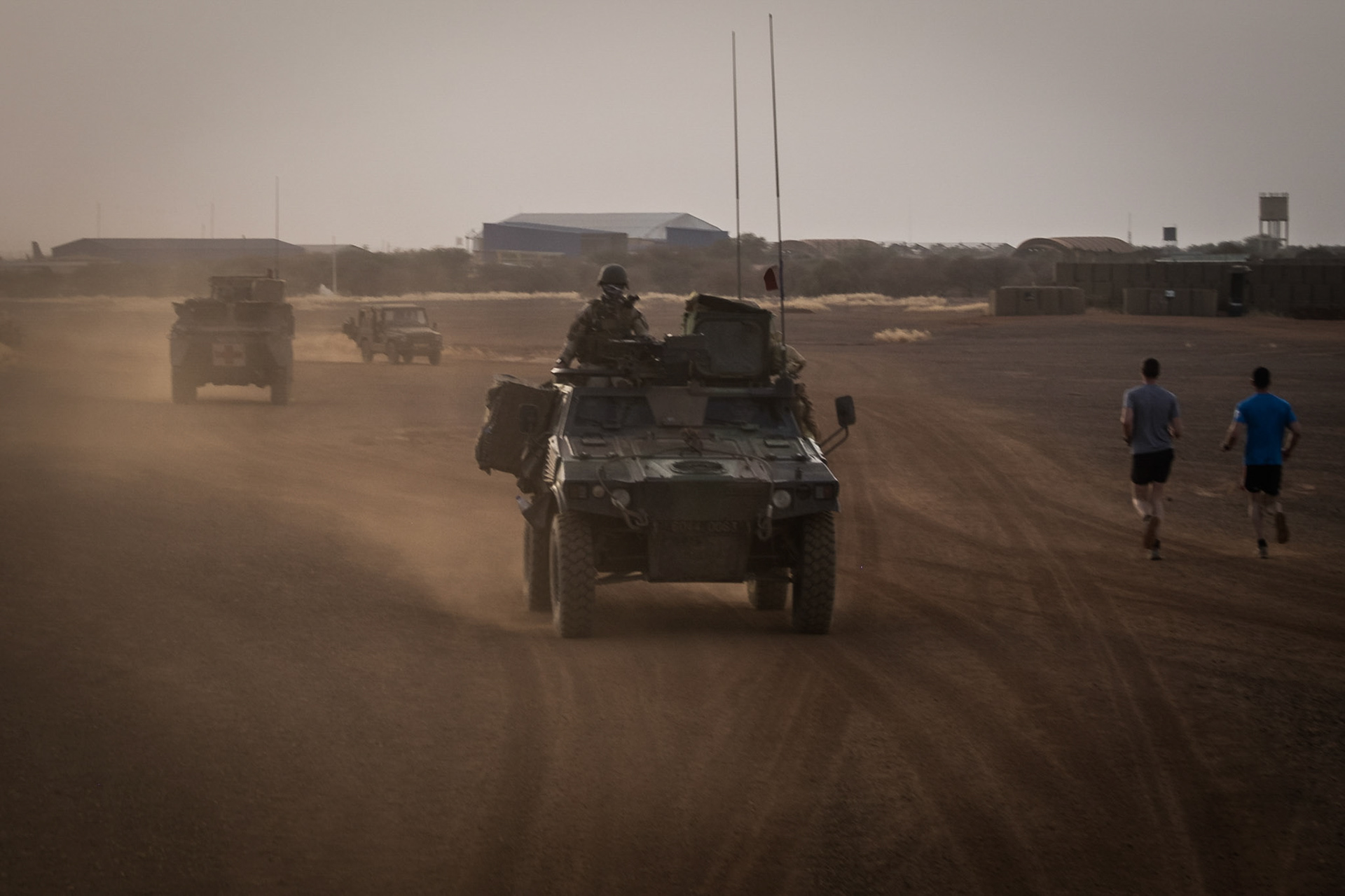 Mali, Ansongo, 2015-12-19. Daily life of french soldiers of barkhane military operation in Mali (Africa) launch in 2013 against terrorism in the area. During 4 months, 32 soldiers live together in the desert. Photograph by Fred MARIE / Defense Zone. Mali, Ansongo, 2015-12-19. Reportage sur le quotidien des soldats du detachement de liason et d appui operationnel (DLAO) base à Ansongo dans le cadre de l operation militaire francaise Barkhane  lance en 2013. Pendant 4 mois, 32 militaires vivent ensemble dans un petit camp au sud du pays. Photographie de Fred MARIE / Defense Zone.