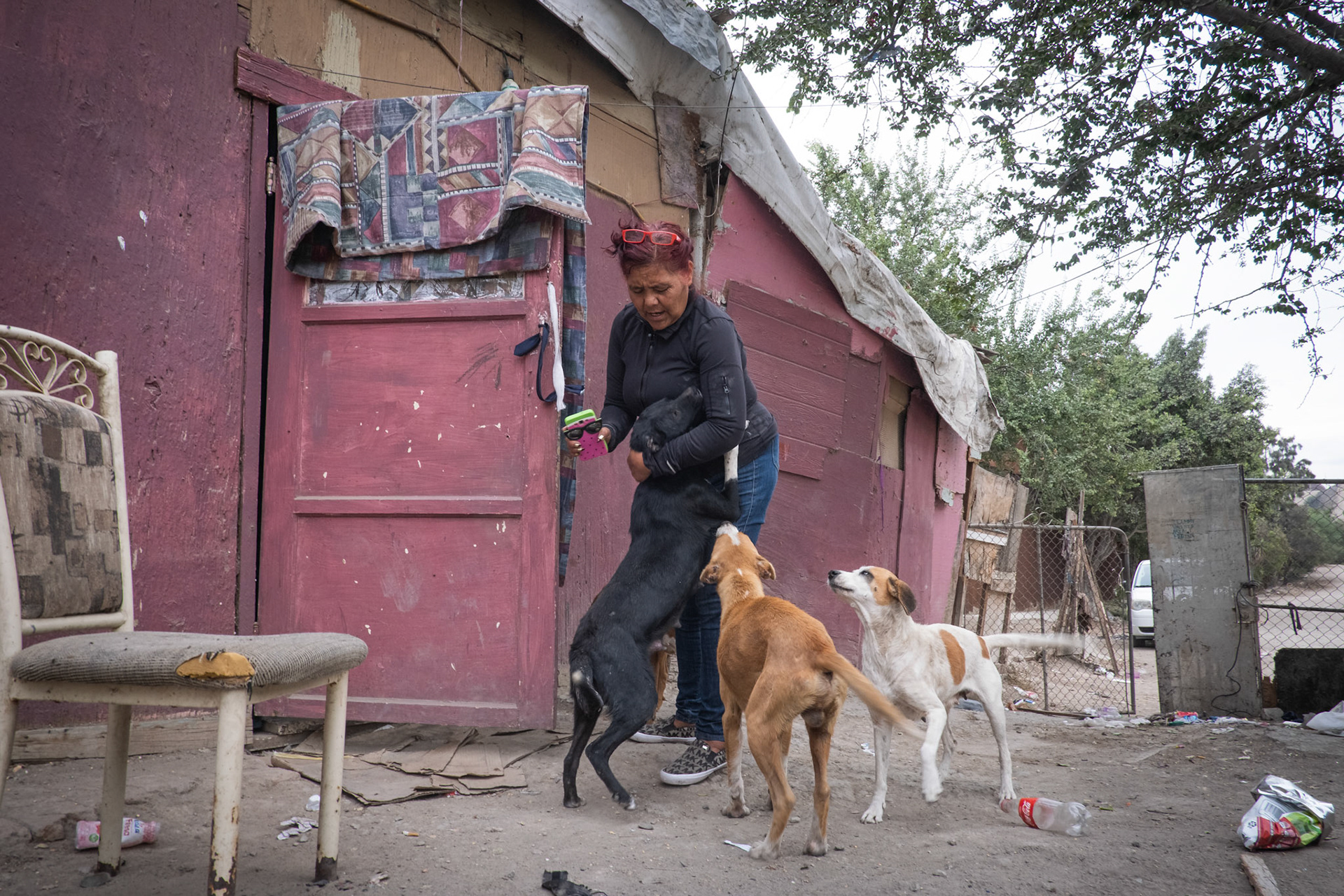 Mexico, Tijuana, 2019-11-19. People living near the wall between San Diego and Tijuana. Photograph by Fred MARIE / Collectif DR. Mexique, Tijuana, 2019-11-19. Des gens vivent pres du mur delimitant la frontiere entre les Etats-Unis et le Mexique. Photographie de Fred MARIE / Collectif DR.