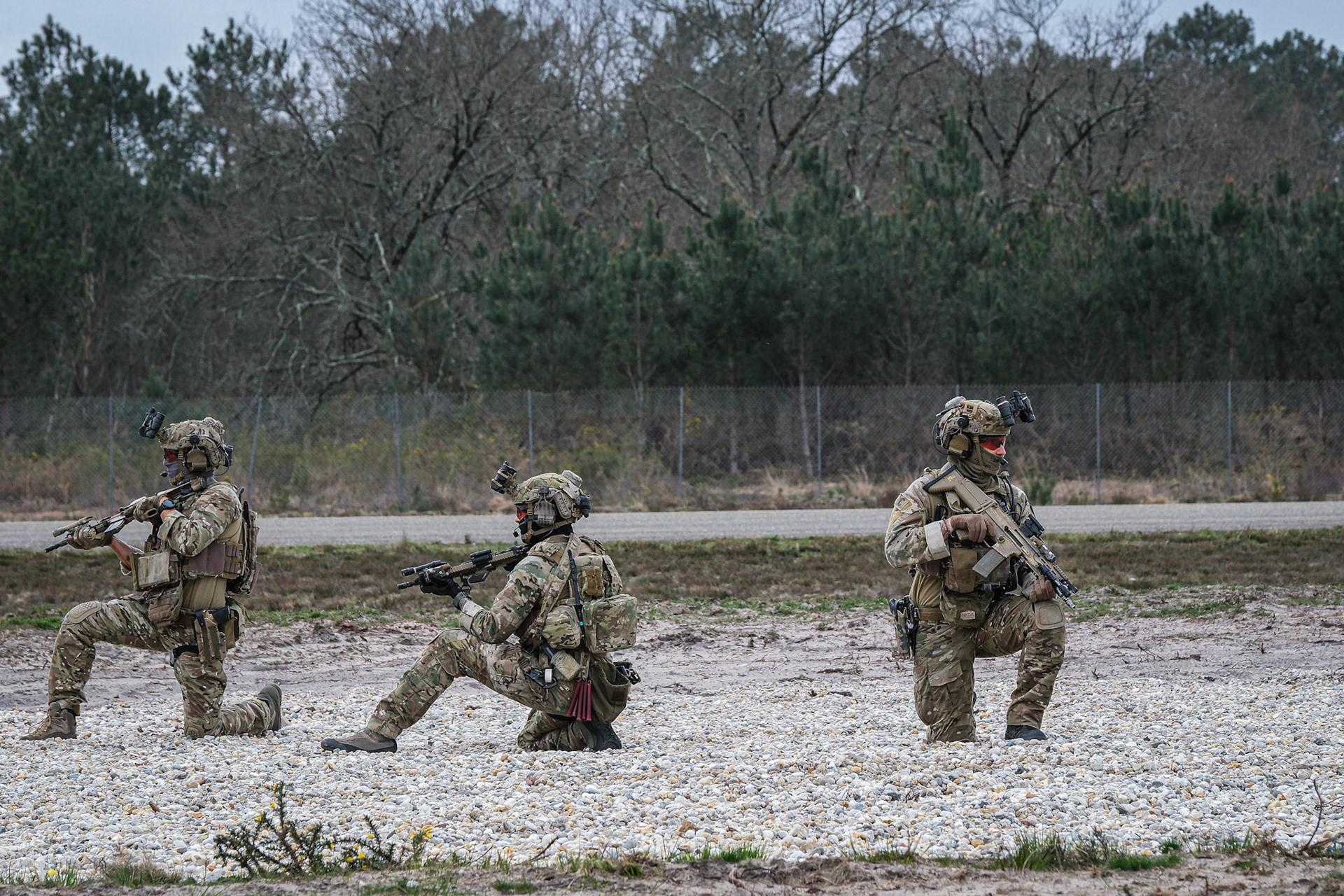 France, Bordeaux, 2023-03-30. Soldiers of the French special forces put on a show during the sofins show, on the military camp of the 13th regiment of parachutist dragons. Photograph by Fred MARIE / Collectif DR. France, Bordeaux, 2023-03-30. Des soldats des forces speciales francaises font le show pendant le salon du sofins, sur le camp militaire du 13e regiment de dragons parachutistes. Photographie de Fred MARIE / Collectif DR.