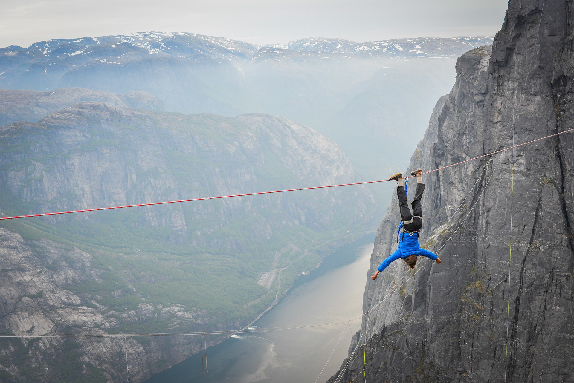 Kjerag, Norvège, mai 2013 - Les 3 membres fondateurs de Pyrénaline vont battre le record du monde de saut pendulaire en Norvège, sur une falaise de près d'un kilomètre de haut. 3 ans de reportage aux quatre coins de l'Europe avec les membres de l'équipe sportive Pyrénaline. Funambules et amateur de chute libre, ils sont les champions du monde de saut pendulaire (chute sur corde dynamique).