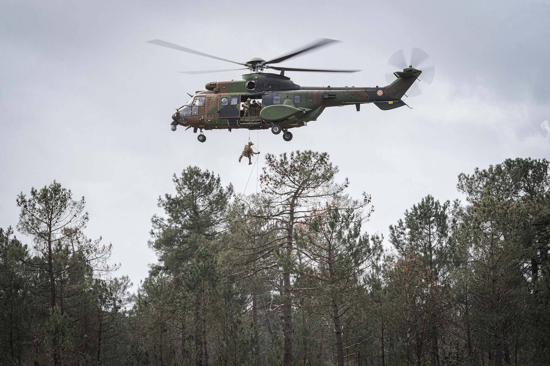 France, Bordeaux, 2023-03-30. Soldiers of the French special forces put on a show during the sofins show, on the military camp of the 13th regiment of parachutist dragons. Photograph by Fred MARIE / Collectif DR. France, Bordeaux, 2023-03-30. Des soldats des forces speciales francaises font le show pendant le salon du sofins, sur le camp militaire du 13e regiment de dragons parachutistes. Photographie de Fred MARIE / Collectif DR.