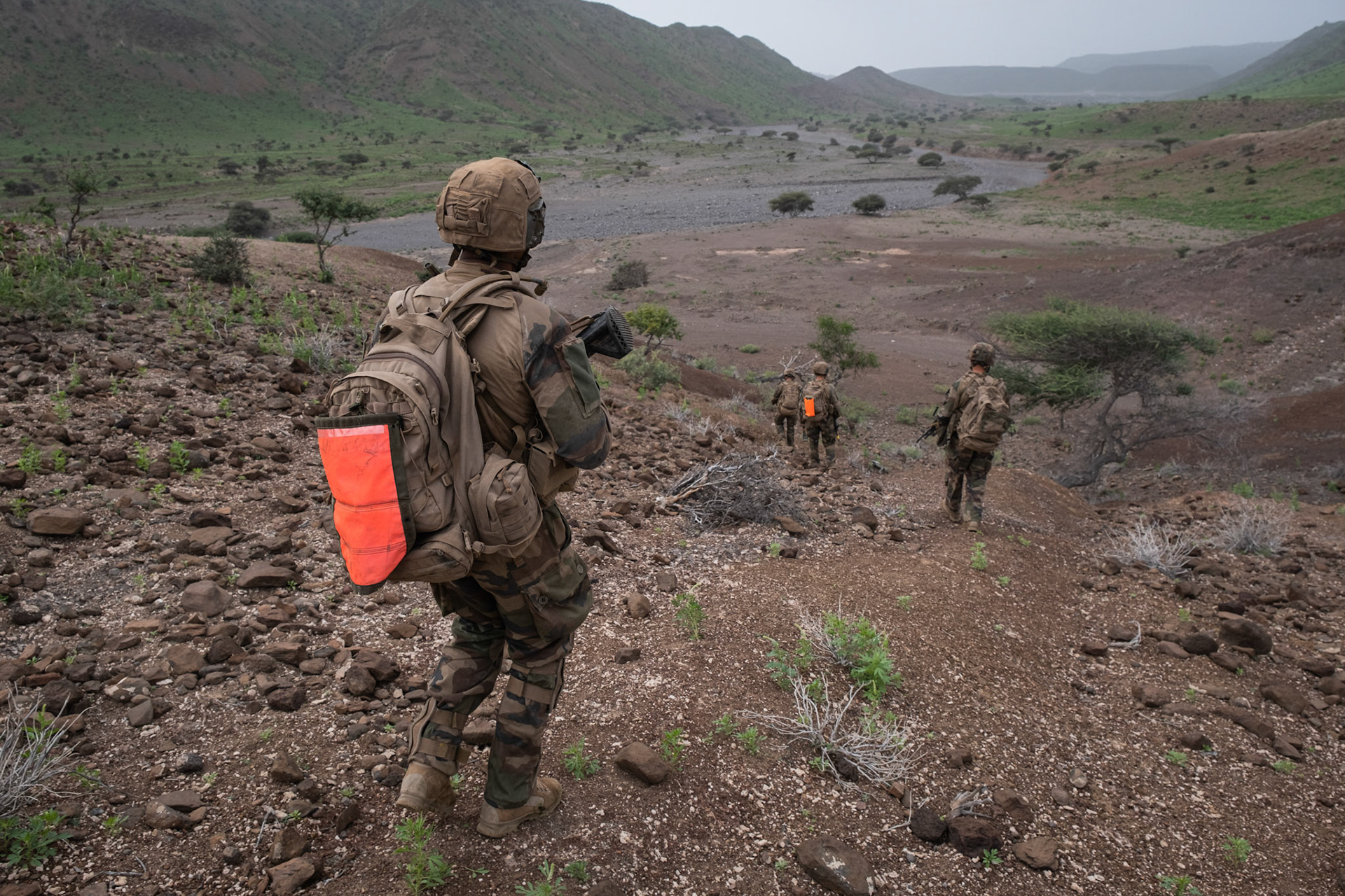 Djibouti, Djibouti, 2020-02-06. French military training into desert. Young officers learn how to survive and combat in dangerous area. Photograph by Fred MARIE / Collectif DR. Djibouti, Djibouti, 2020-02-06. Entrainement des forces francaise dans le desert. Les jeunes lieutenants apprennent a combattre dans des zones dangereuses. Photographie de Fred MARIE / Collectif DR.