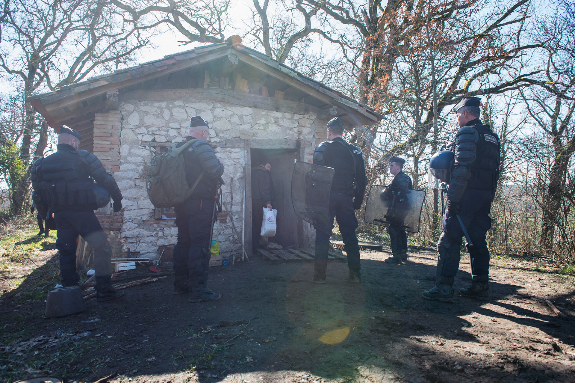 Sivens, 6 mars 2015 - Dernier jour à dans la ZAD. Suite à la mort du jeune écologiste Rémi Fraisse sur la zad de Sivens en octobre 2014, des scènes d'émeutes ont lieu dans les rues de Toulouse. La zad sera évacuée par les forces de l'ordre le 6 mars 2015.