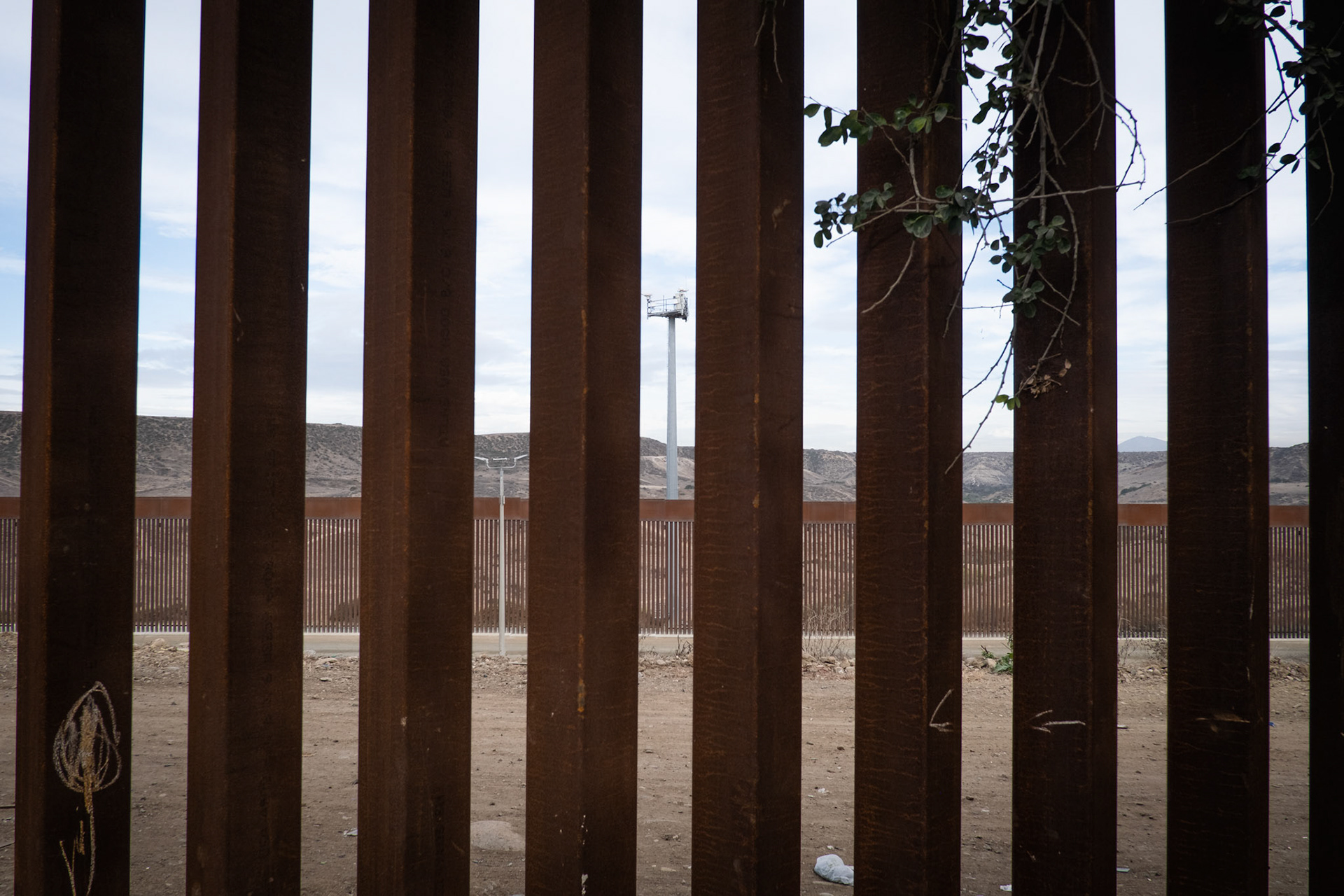 Mexico, Tijuana, 2019-11-19. People living near the wall between San Diego and Tijuana. Photograph by Fred MARIE / Collectif DR. Mexique, Tijuana, 2019-11-19. Des gens vivent pres du mur delimitant la frontiere entre les Etats-Unis et le Mexique. Photographie de Fred MARIE / Collectif DR.