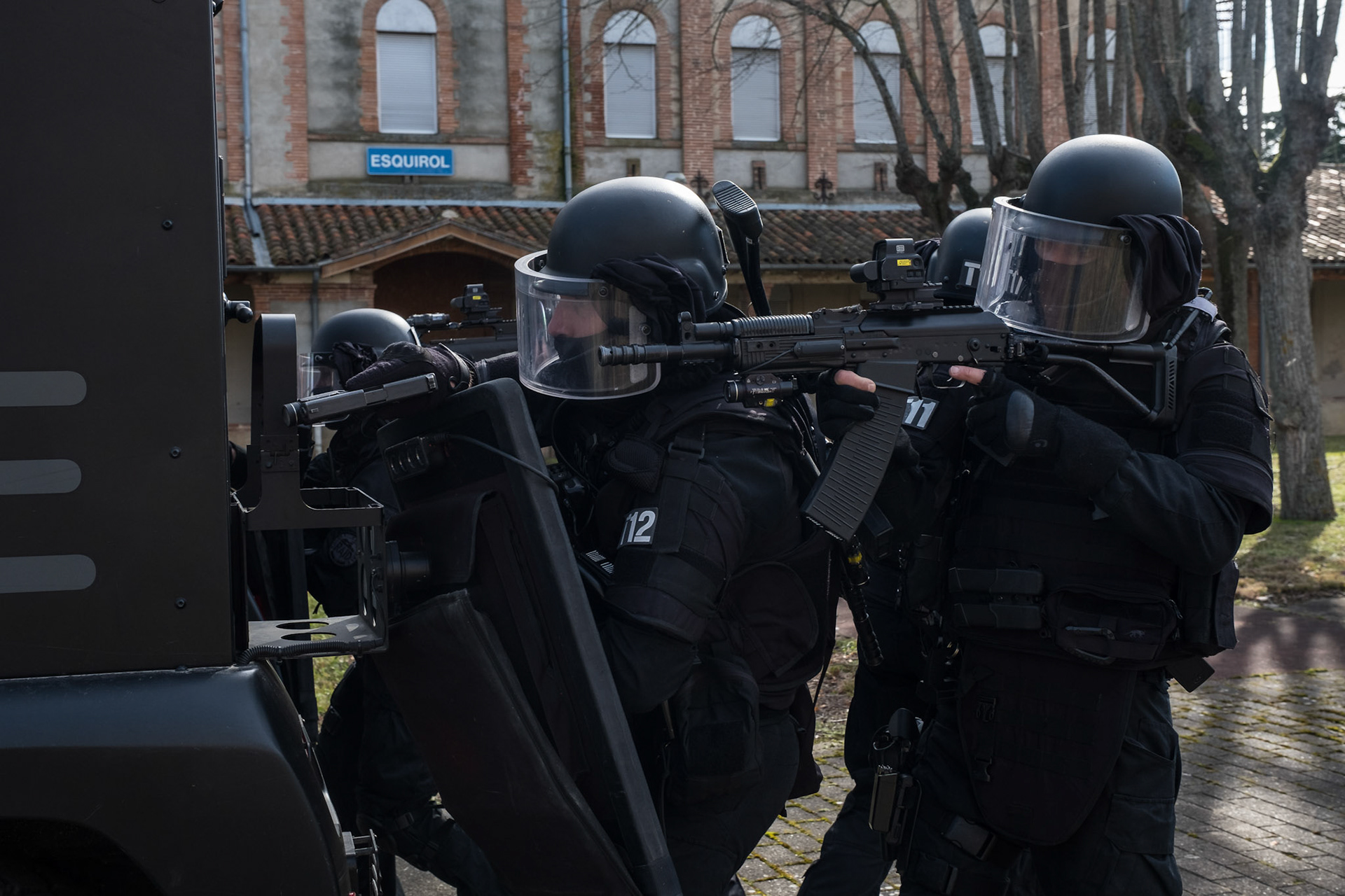 France, Toulouse, 2019-03-18. RAID (elite police unit, special forces) trains at its headquarters in Toulouse. They train including shooting, sports, combat sports, as well as to a tactical training that plunge in situations close reality. Photograph by Fred MARIE / Colletif DR. France, Toulouse, 2019-03-18. Le RAID (unite de police d elite, forces speciales) s entraine a son siege de Toulouse. Ils s entrainent notamment aux tirs, sports, sports de combat, ainsi qu a un entrainement tactique simulant des conditions reelles. Photographie de Fred MARIE / Collectif DR.