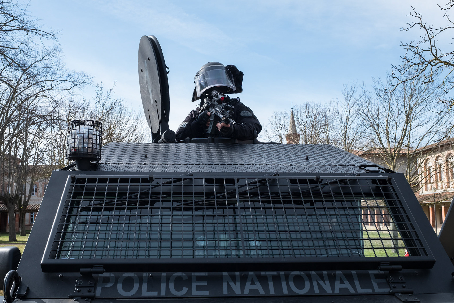 France, Toulouse, 2019-03-18. RAID (elite police unit, special forces) trains at its headquarters in Toulouse. They train including shooting, sports, combat sports, as well as to a tactical training that plunge in situations close reality. Photograph by Fred MARIE / Colletif DR. France, Toulouse, 2019-03-18. Le RAID (unite de police d elite, forces speciales) s entraine a son siege de Toulouse. Ils s entrainent notamment aux tirs, sports, sports de combat, ainsi qu a un entrainement tactique simulant des conditions reelles. Photographie de Fred MARIE / Collectif DR.