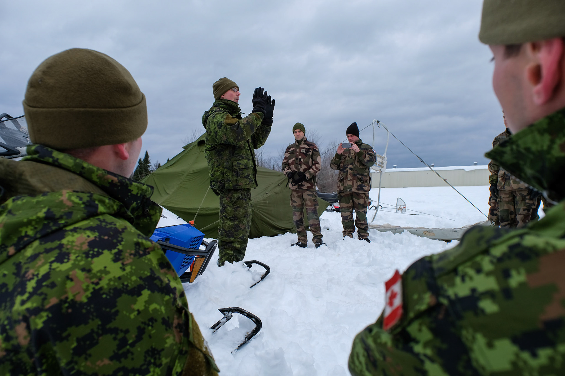 Canada - Quebec - 2017-01-11. During three weeks, french and canadian army trained together during a special exercice called chavalier tricolore. They made a 1000 kilometers long raid with snowbikes and experiment survival skills into the nature. Photgraph by Fred MARIE / Collectif DR.Canada - Quebec - 2017-01-11. Pendant trois semaines, les armées canadienne et française se sont entraîné ensemble à l'occasion de l'exercice chevalier tricolore au Quebec. Ils ont parcouru 1000 km en motoneige et ont expérimenté la survie en pleine nature. Photographie de Fred MARIE / Collectif DR.
