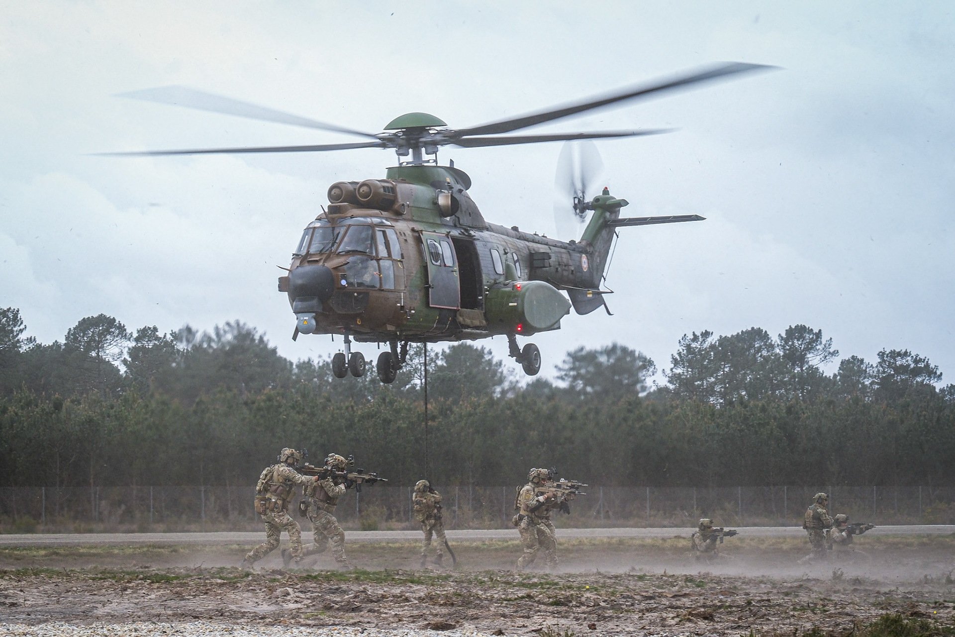 France, Bordeaux, 2023-03-30. Soldiers of the French special forces put on a show during the sofins show, on the military camp of the 13th regiment of parachutist dragons. Photograph by Fred MARIE / Collectif DR. France, Bordeaux, 2023-03-30. Des soldats des forces speciales francaises font le show pendant le salon du sofins, sur le camp militaire du 13e regiment de dragons parachutistes. Photographie de Fred MARIE / Collectif DR.