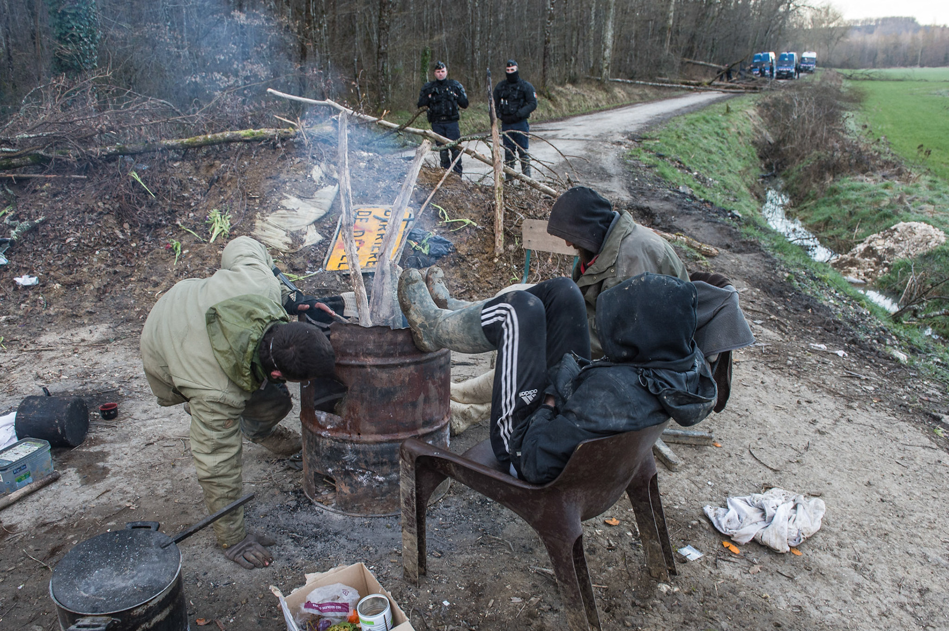 Sivens, 6 mars 2015 - Dernier jour à dans la ZAD. Suite à la mort du jeune écologiste Rémi Fraisse sur la zad de Sivens en octobre 2014, des scènes d'émeutes ont lieu dans les rues de Toulouse. La zad sera évacuée par les forces de l'ordre le 6 mars 2015.