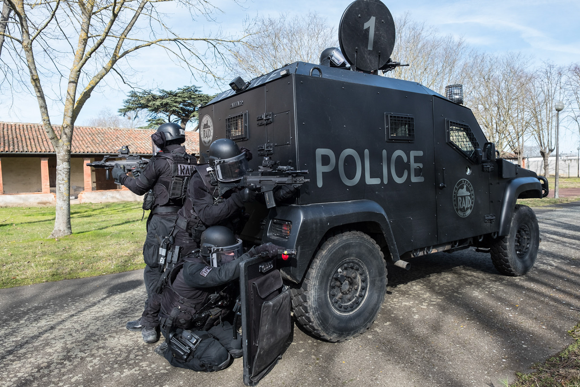 France, Toulouse, 2019-03-18. RAID (elite police unit, special forces) trains at its headquarters in Toulouse. They train including shooting, sports, combat sports, as well as to a tactical training that plunge in situations close reality. Photograph by Fred MARIE / Colletif DR. France, Toulouse, 2019-03-18. Le RAID (unite de police d elite, forces speciales) s entraine a son siege de Toulouse. Ils s entrainent notamment aux tirs, sports, sports de combat, ainsi qu a un entrainement tactique simulant des conditions reelles. Photographie de Fred MARIE / Collectif DR.