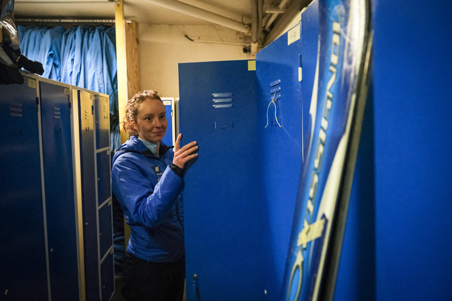 France, Chamonix, 2021-02-15. French young woman Nadege during training to be mountain rescue policewoman. Photograph by Fred MARIE / Collectif DR. France, Chamonix, 2021-02-15. Nadege, jeune femme policiere, s entraine pour devenir secouriste en montagne au sein de la compagnie republicaine de securite. Photographie de Fred MARIE / Collectif DR.
