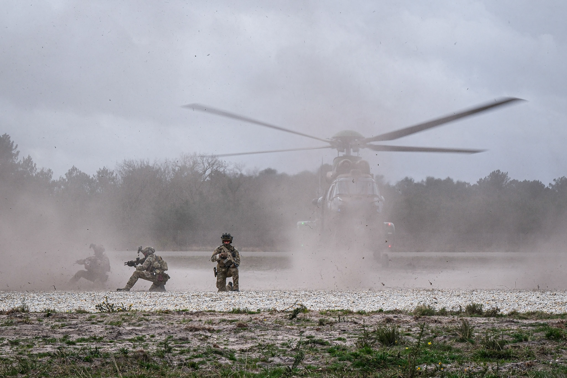 France, Bordeaux, 2023-03-30. Soldiers of the French special forces put on a show during the sofins show, on the military camp of the 13th regiment of parachutist dragons. Photograph by Fred MARIE / Collectif DR. France, Bordeaux, 2023-03-30. Des soldats des forces speciales francaises font le show pendant le salon du sofins, sur le camp militaire du 13e regiment de dragons parachutistes. Photographie de Fred MARIE / Collectif DR.