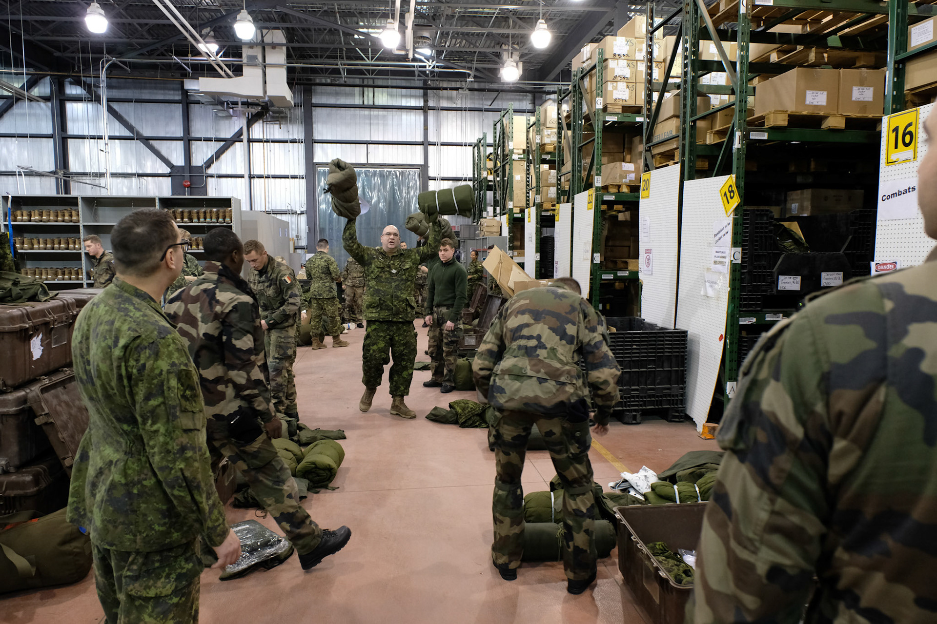 Canada - Quebec - 2017-01-10. During three weeks, french and canadian army trained together during a special exercice called chavalier tricolore. They made a 1000 kilometers long raid with snowbikes and experiment survival skills into the nature. Photgraph by Fred MARIE / Collectif DR.Canada - Quebec - 2017-01-10. Pendant trois semaines, les armées canadienne et française se sont entraîné ensemble à l'occasion de l'exercice chevalier tricolore au Quebec. Ils ont parcouru 1000 km en motoneige et ont expérimenté la survie en pleine nature. Photographie de Fred MARIE / Collectif DR.
