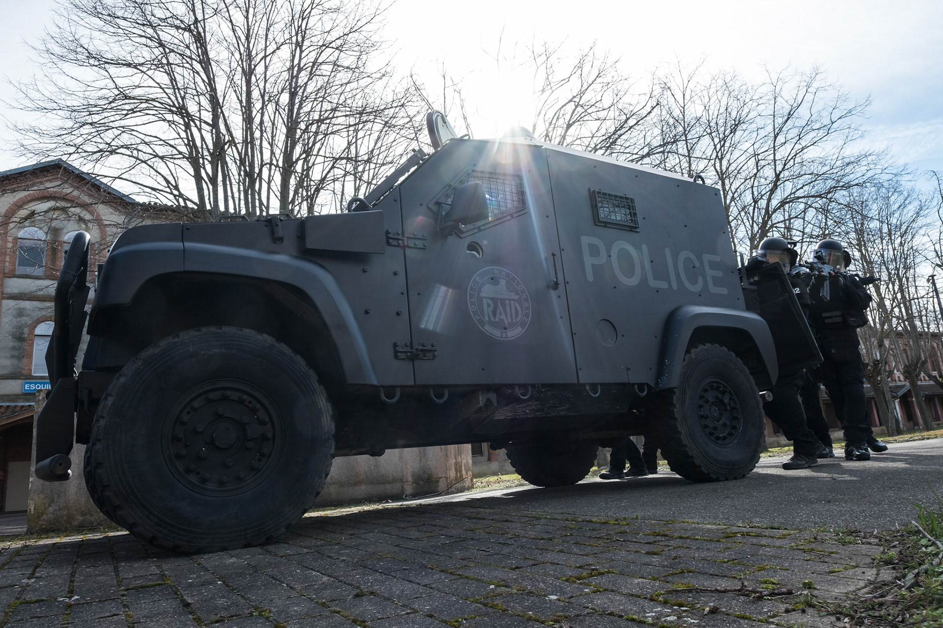 France, Toulouse, 2019-03-18. RAID (elite police unit, special forces) trains at its headquarters in Toulouse. They train including shooting, sports, combat sports, as well as to a tactical training that plunge in situations close reality. Photograph by Fred MARIE / Colletif DR. France, Toulouse, 2019-03-18. Le RAID (unite de police d elite, forces speciales) s entraine a son siege de Toulouse. Ils s entrainent notamment aux tirs, sports, sports de combat, ainsi qu a un entrainement tactique simulant des conditions reelles. Photographie de Fred MARIE / Collectif DR.