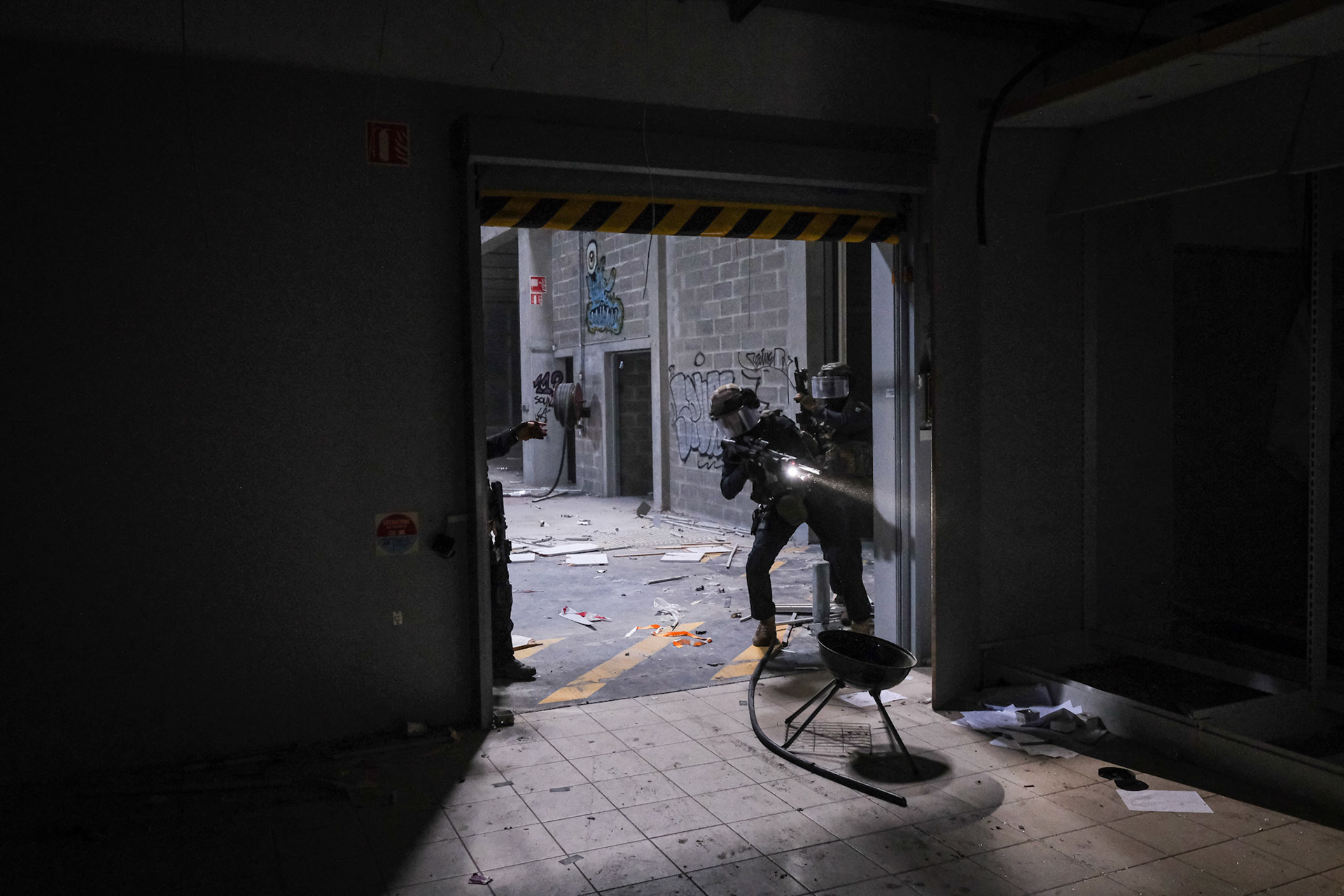 France, Toulouse, 2023-02-01. Operators from the GIGN antenna in Toulouse train to investigate an abandoned store using ground and aerial reconnaissance drones. Photograph by Fred MARIE / France, Toulouse, 2023-02-01. Des operateurs de l'antenne GIGN de Toulouse s entrainent a l investigation dans un magasin abandonne en utilisant notamment des drones de reconnaissances terrestres et aeriens. Photographie de Fred MARIE / Collectif DR.