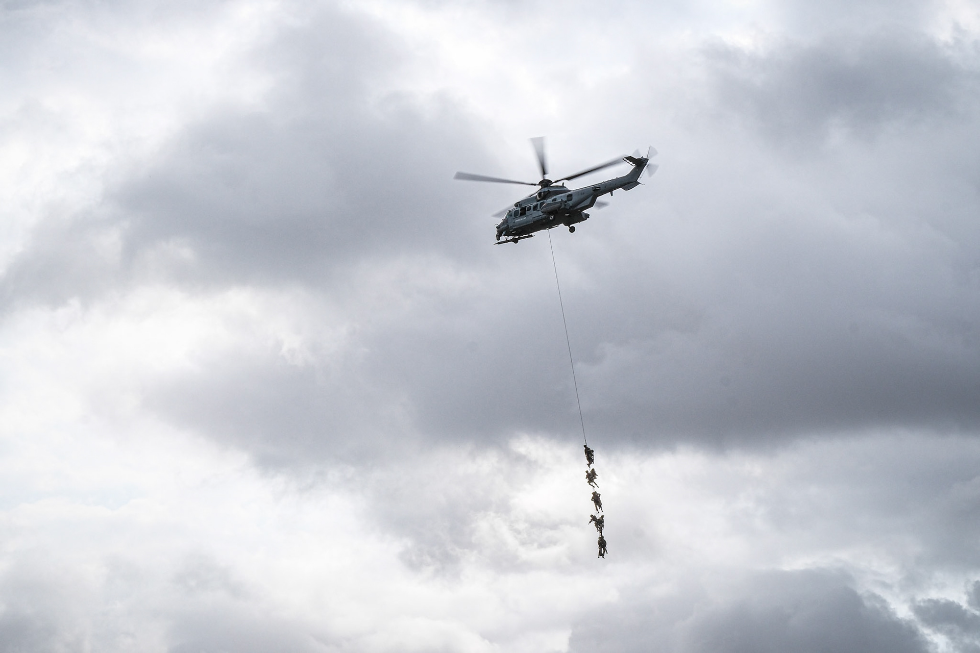 France, Bordeaux, 2023-03-30. Soldiers of the French special forces put on a show during the sofins show, on the military camp of the 13th regiment of parachutist dragons. Photograph by Fred MARIE / Collectif DR. France, Bordeaux, 2023-03-30. Des soldats des forces speciales francaises font le show pendant le salon du sofins, sur le camp militaire du 13e regiment de dragons parachutistes. Photographie de Fred MARIE / Collectif DR.