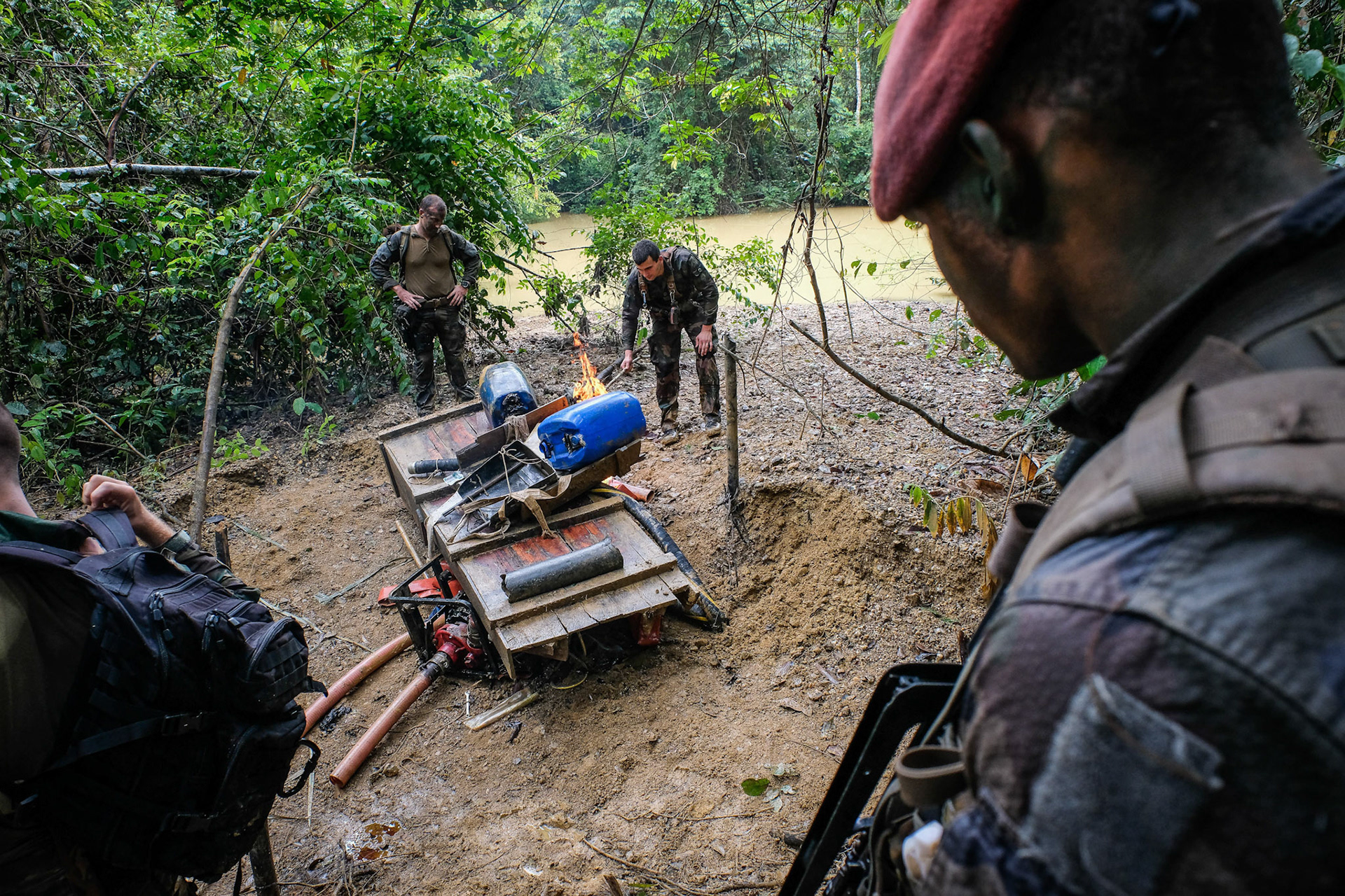 France, Maripasoula, 2018-12-20. In French Guyana, illegal gold mining has been thriving for decades. Fuelled by clandestine workers from neighbouring Suriname and Brazil, this criminal enterprise has reached near-industrial proportions, destroying thousands of hectares of precious rainforest. The French armed forces fight against this illegal activity for ten years. Photograph by Fred MARIE / Collectif DR. France, Maripasoula, 2018-12-20. En Guyane francaise, l exploitation illegale de l or prospere depuis des decennies. Alimentee par des travailleurs clandestins du Suriname et du Bresil voisins, cette entreprise criminelle a atteint des proportions quasi industrielles et detruit des milliers d hectares de precieuses forets tropicales. Les forces armees françaises luttent contre cette activite illegale pendant dix ans. Photographie de Fred MARIE / Collectif DR.