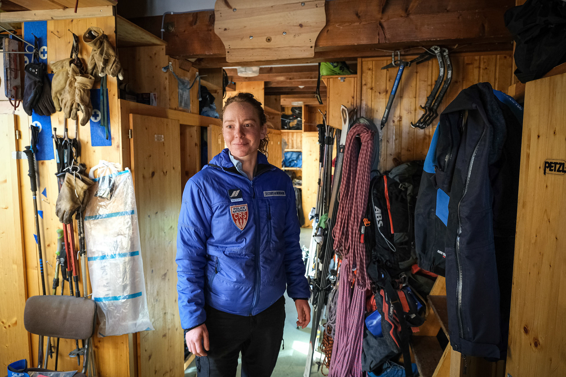 France, Chamonix, 2021-02-15. French young woman Nadege during training to be mountain rescue policewoman. Photograph by Fred MARIE / Collectif DR. France, Chamonix, 2021-02-15. Nadege, jeune femme policiere, s entraine pour devenir secouriste en montagne au sein de la compagnie republicaine de securite. Photographie de Fred MARIE / Collectif DR.
