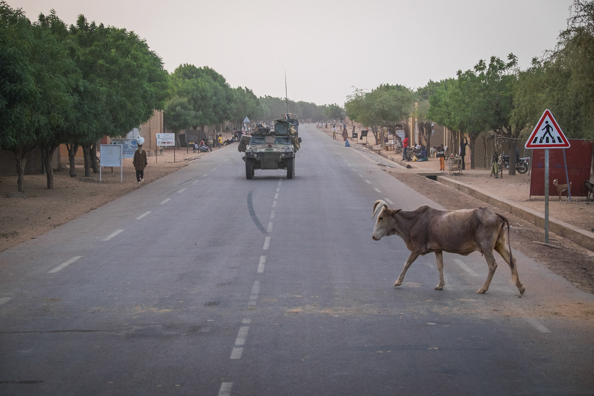 Mali, Ansongo, 2015-12-19. Daily life of french soldiers of barkhane military operation in Mali (Africa) launch in 2013 against terrorism in the area. During 4 months, 32 soldiers live together in the desert. Photograph by Fred MARIE / Defense Zone. Mali, Ansongo, 2015-12-19. Reportage sur le quotidien des soldats du detachement de liason et d appui operationnel (DLAO) base à Ansongo dans le cadre de l operation militaire francaise Barkhane  lance en 2013. Pendant 4 mois, 32 militaires vivent ensemble dans un petit camp au sud du pays. Photographie de Fred MARIE / Defense Zone.