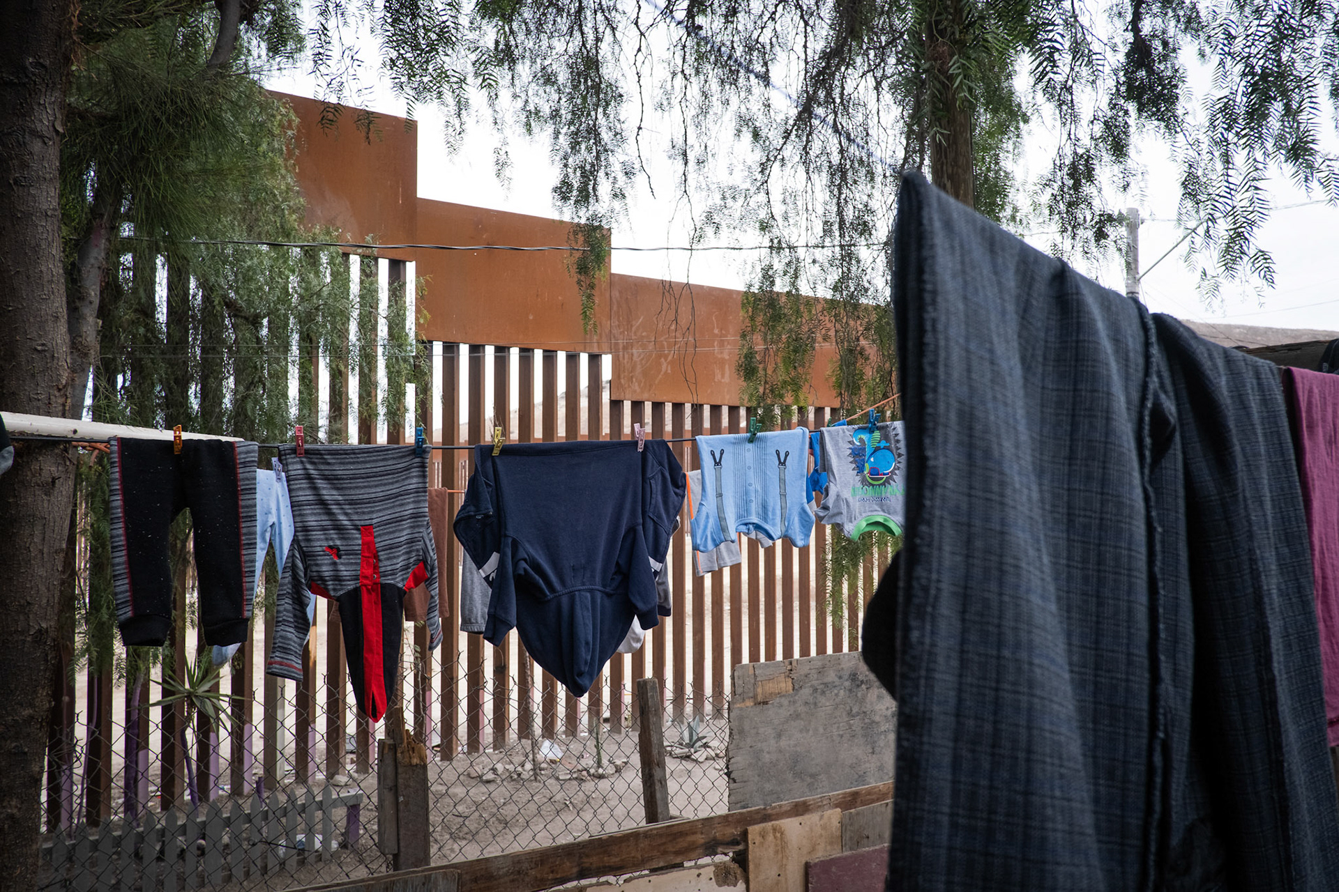 Mexico, Tijuana, 2019-11-19. People living near the wall between San Diego and Tijuana. Photograph by Fred MARIE / Collectif DR. Mexique, Tijuana, 2019-11-19. Des gens vivent pres du mur delimitant la frontiere entre les Etats-Unis et le Mexique. Photographie de Fred MARIE / Collectif DR.