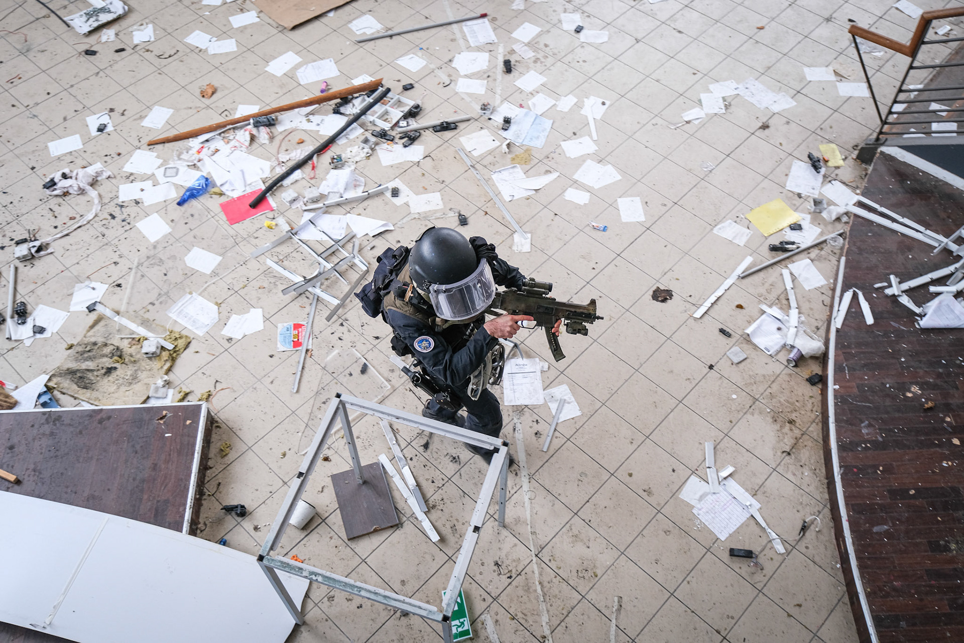 France, Toulouse, 2023-02-01. Operators from the GIGN antenna in Toulouse train to investigate an abandoned store using ground and aerial reconnaissance drones. Photograph by Fred MARIE / France, Toulouse, 2023-02-01. Des operateurs de l'antenne GIGN de Toulouse s entrainent a l investigation dans un magasin abandonne en utilisant notamment des drones de reconnaissances terrestres et aeriens. Photographie de Fred MARIE / Collectif DR.