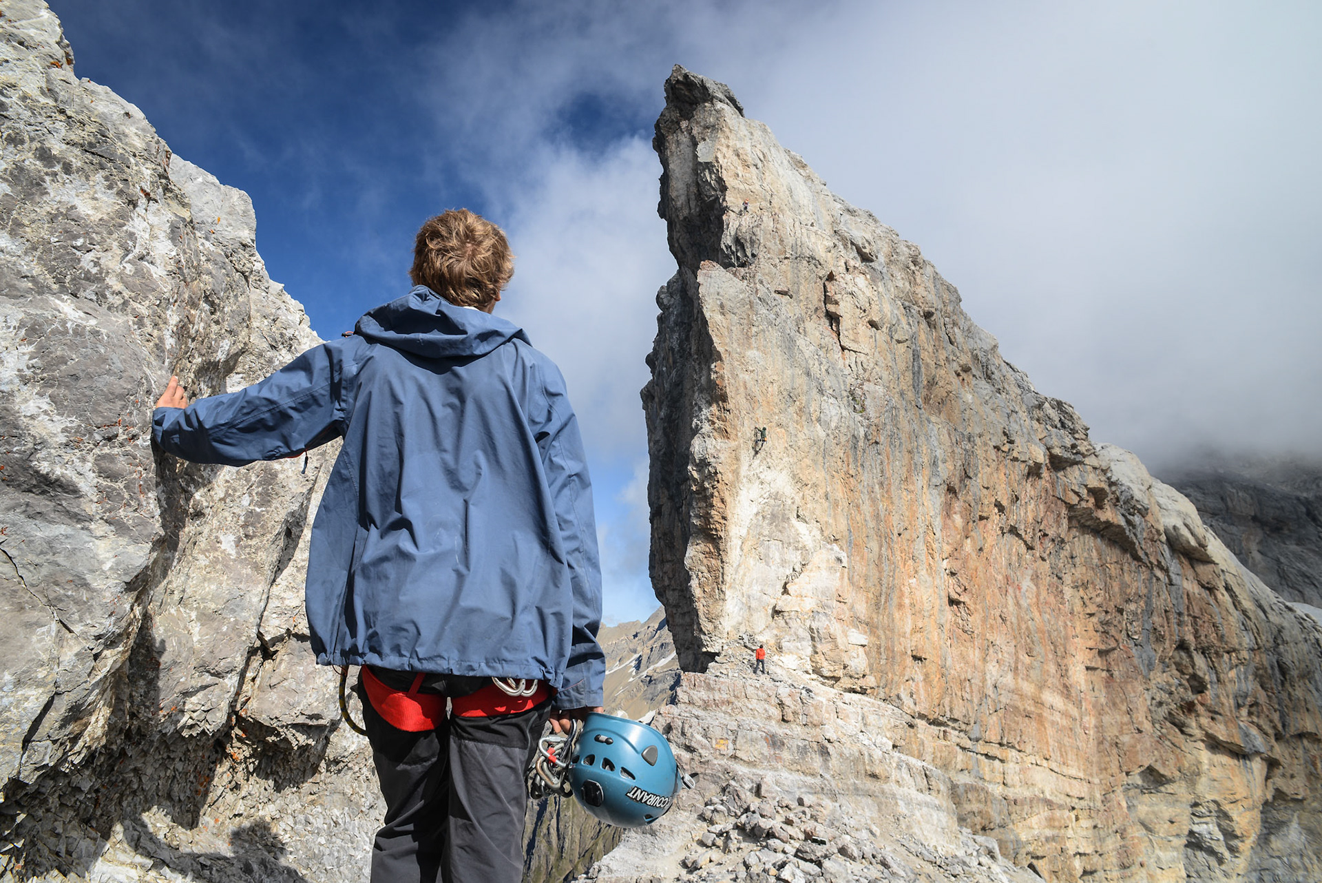In french pyrenees (south of France), several members of the french extreme sports team pyrenaline, install and walk a slackline on the legendary Breche de Roland, near Gavarnie, at 2800 meters high. Gavarnie - France - september 2013.Dans les Pyrénées françaises, plusieurs membres de l'équipe de sports extrêmes Pyrénaline installent et marchent sur une slackline sur la légendaire Brèche de Roland près de Gavarnie, à 2800 mètres d'altitude. Gavarnie - France - Septembre 2013.