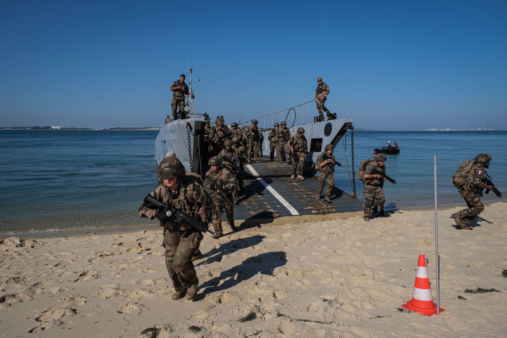 Lisboa, Portugal, 2022-07-06. French military during the Jeanne d’Arc mission, which is a five monthe combined French Navy and Army training and operational voyage to train officers of naval school. Photograph by Fred MARIE / Defense Zone.Lisbonne, Portugal, 2022-07-06. Des militaires francais dans le cadre de la mission jeanne d arc, un periple de cinq mois de la marine nationale et de l armee de terre pour former les futurs officiers de l ecole navale. Photographie de Fred MARIE / Defense Zone.