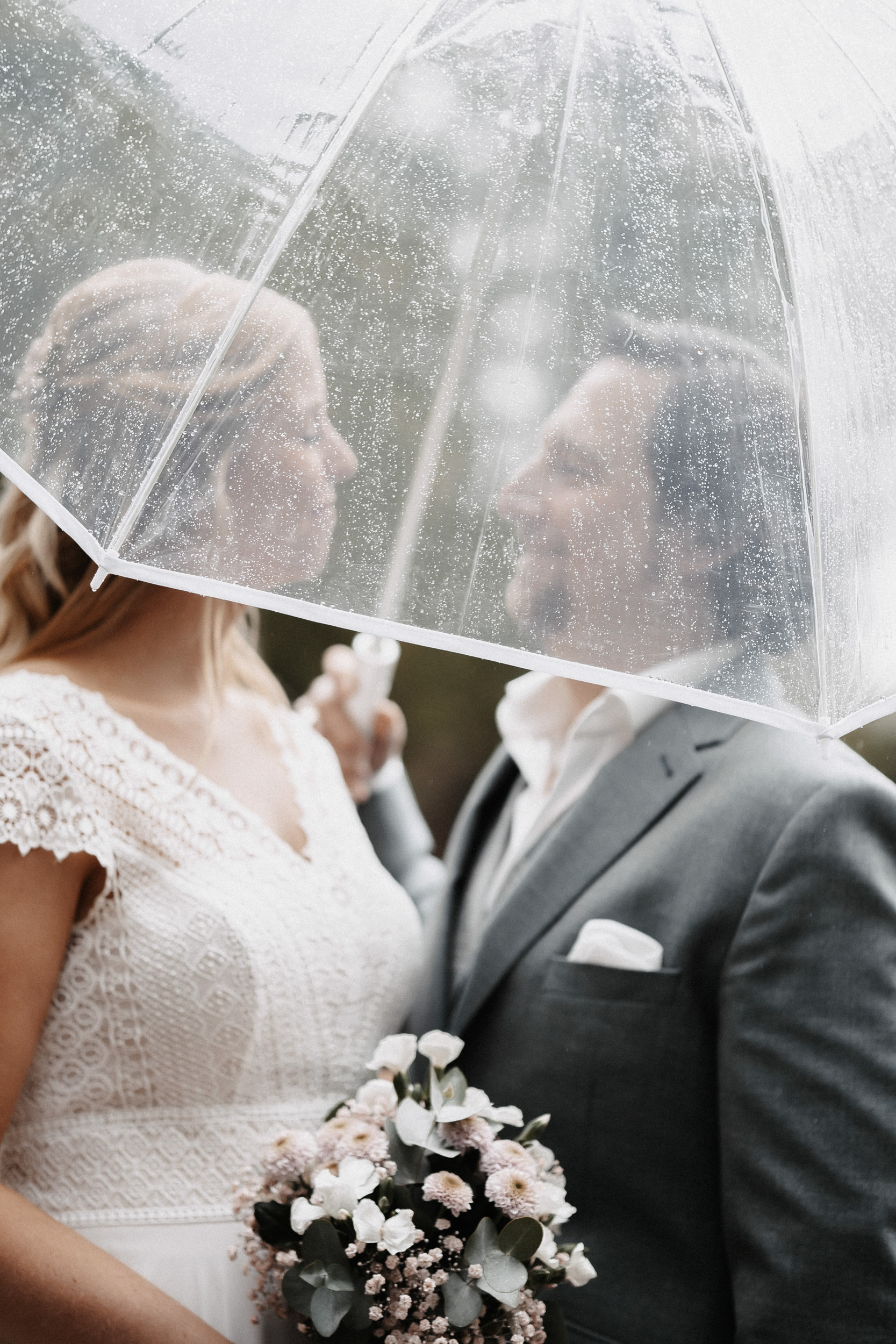 Hochzeitsfotos mit Regenschirm