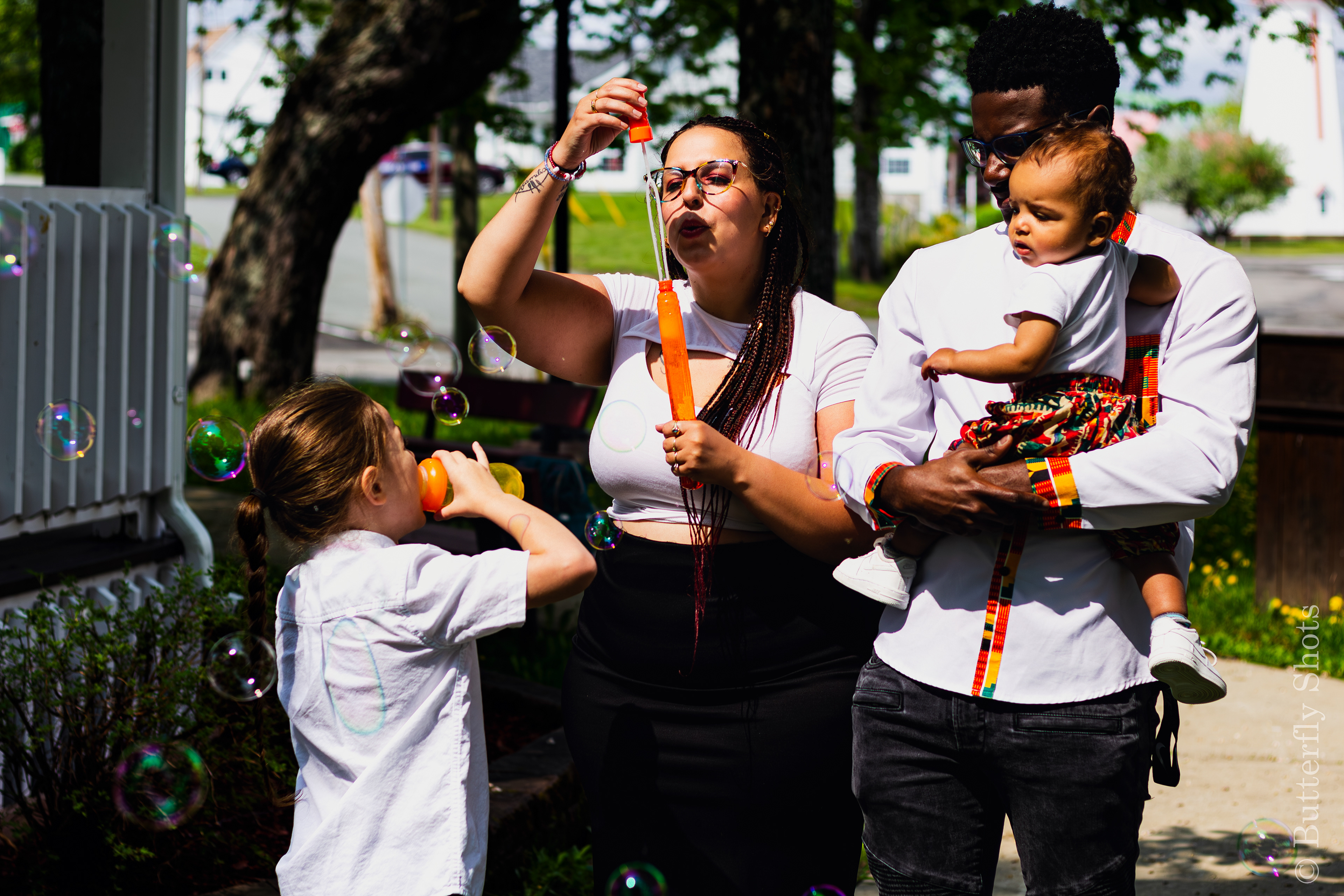 Outdoors family photography with bubbles