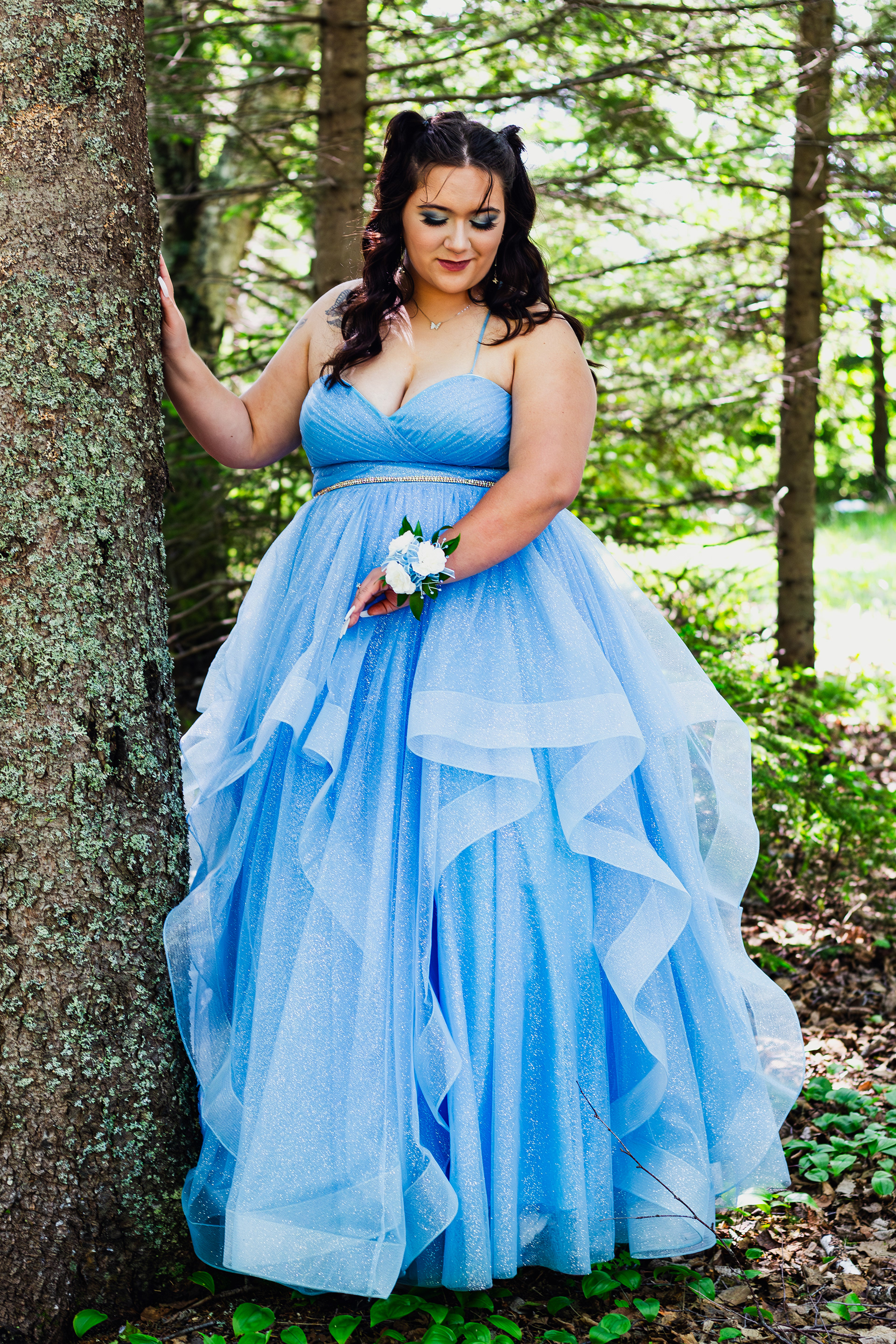 Portrait photography outdoors before prom