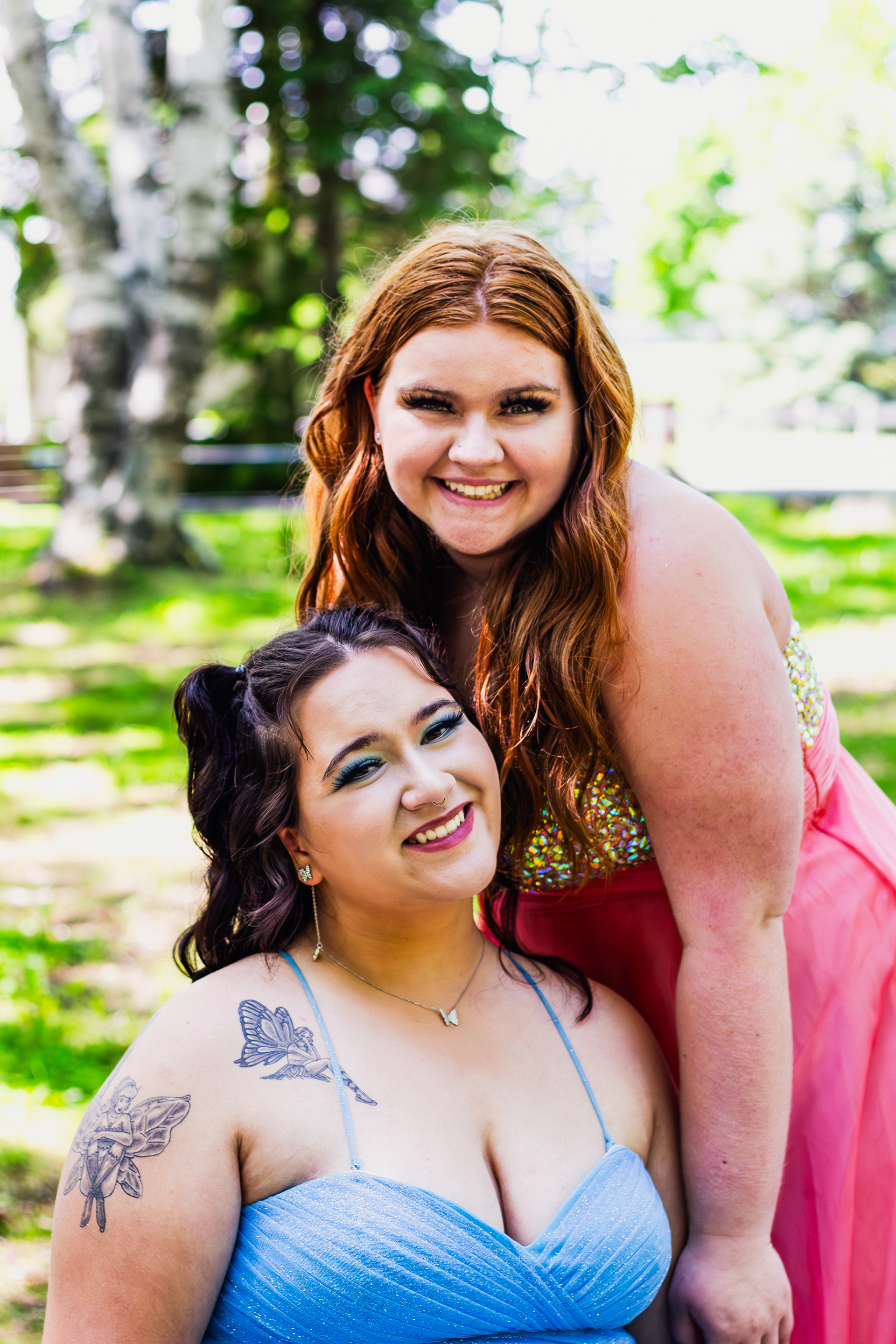Outdoors photography of friends before prom