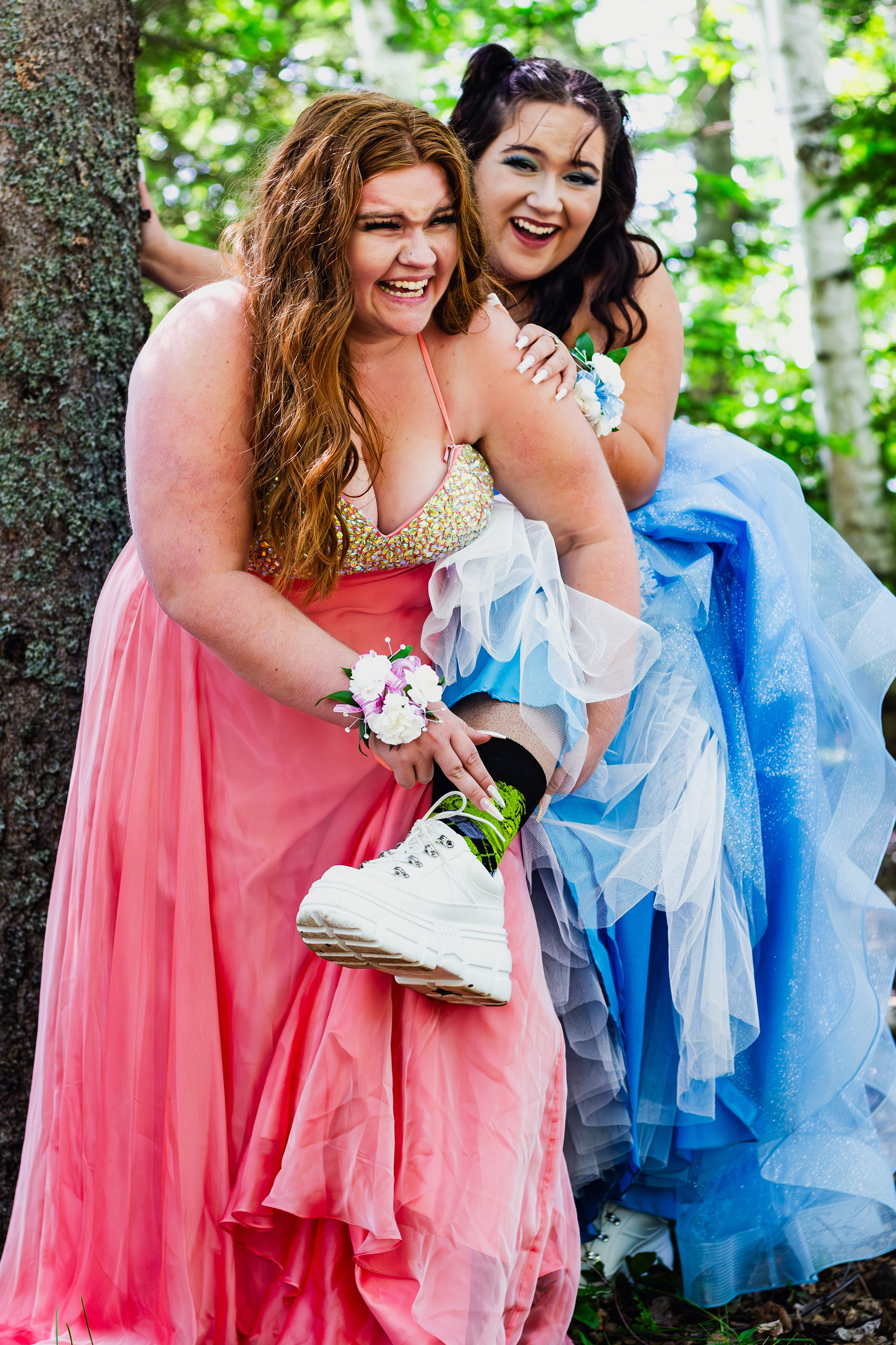 Outdoors photography of friends before prom