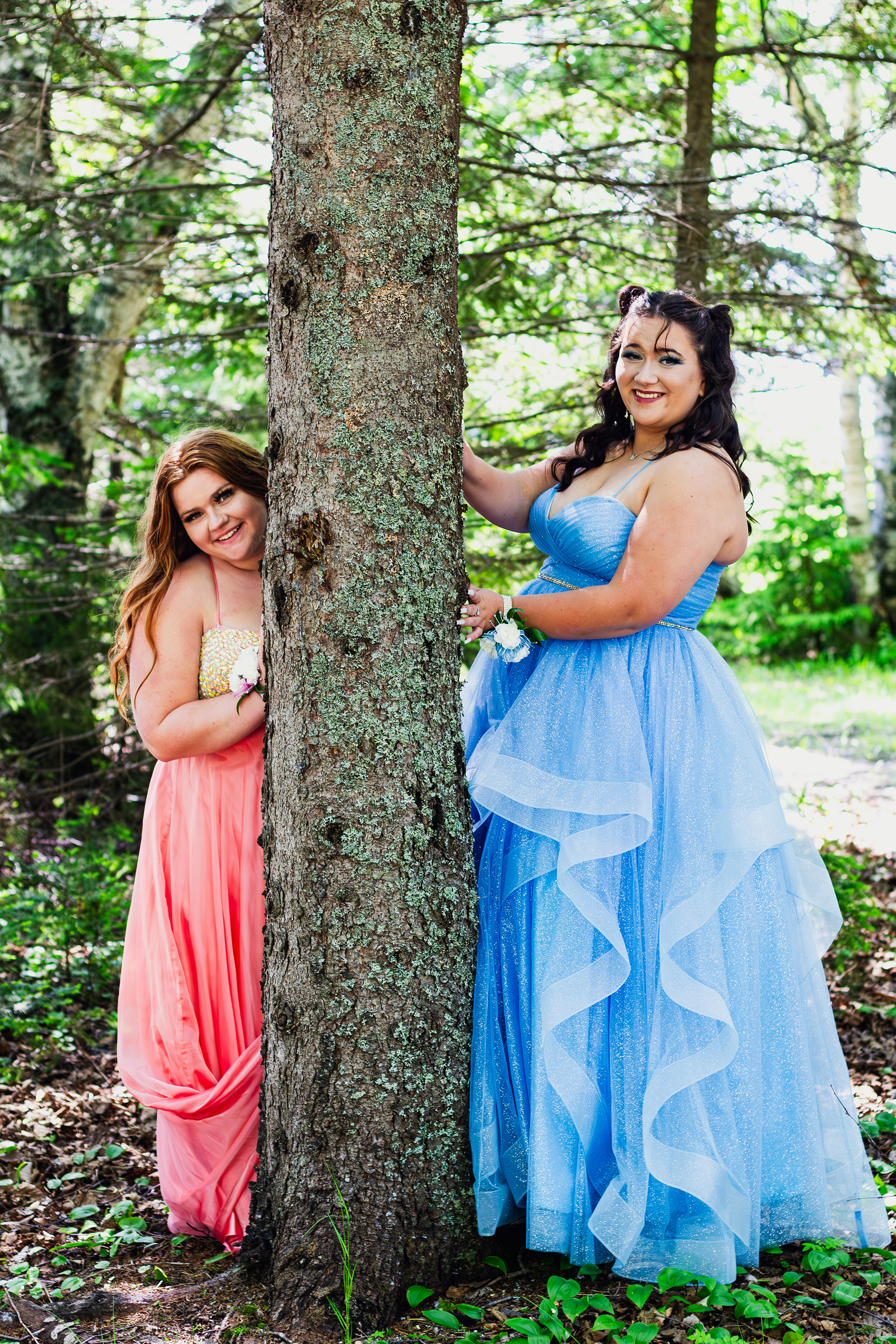 Outdoors photography of friends before prom