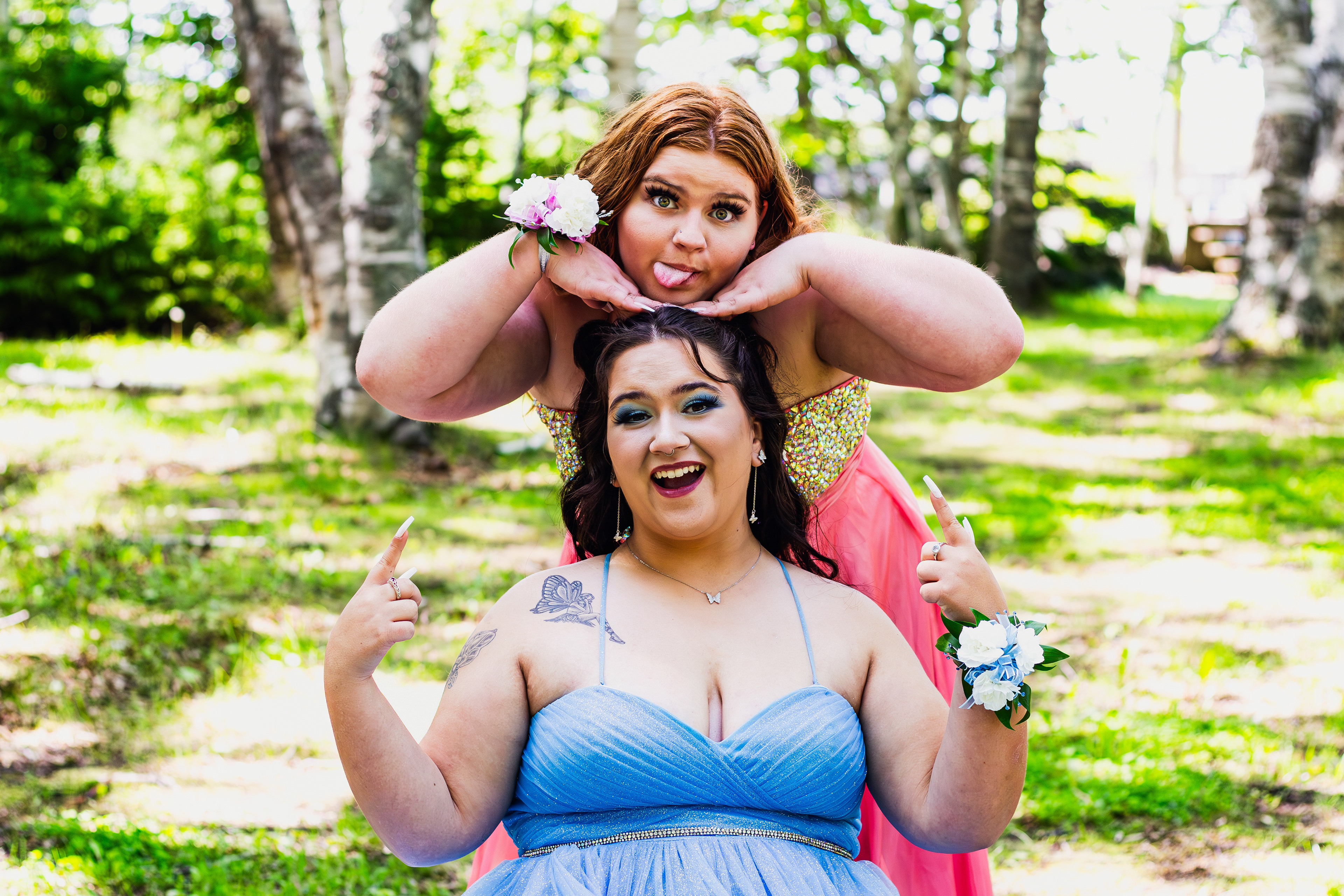 Outdoors photography of friends before prom