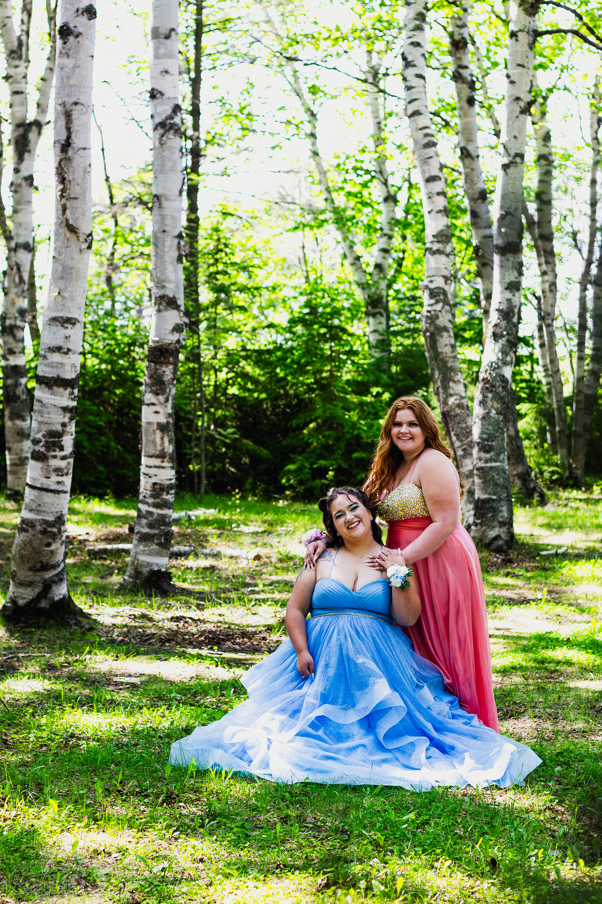 Outdoors photography of friends before prom